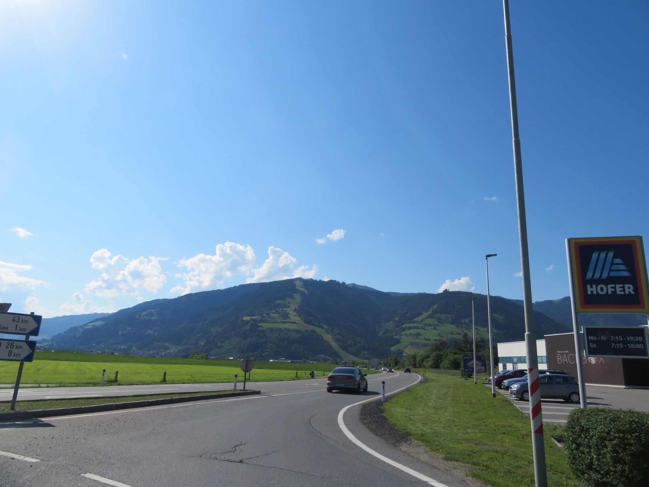 Blick vom Brucker Ortsteil Fischhorn zum areitXpress und der Schüttabfahrt im Skigebiet Schmittenhöhe-