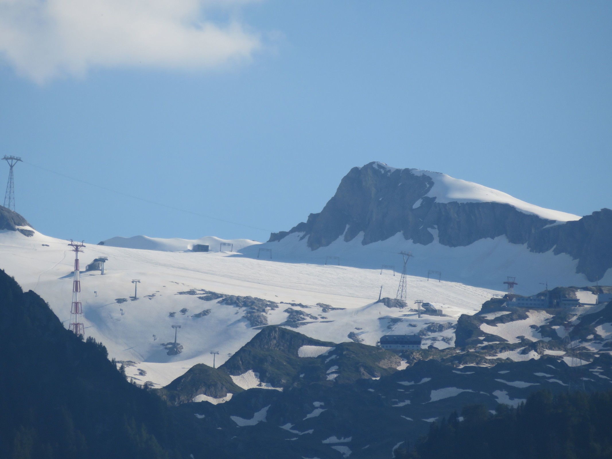 Zoom nochmal so allgemein ins Skigebiet Kitzsteinhorn. Die Anlagen in chronologischer Reihenfolge von links nach rechts: Gipfelbahn, Schmiedingerbahn, Gletscherjet 4, Kitzlifte.