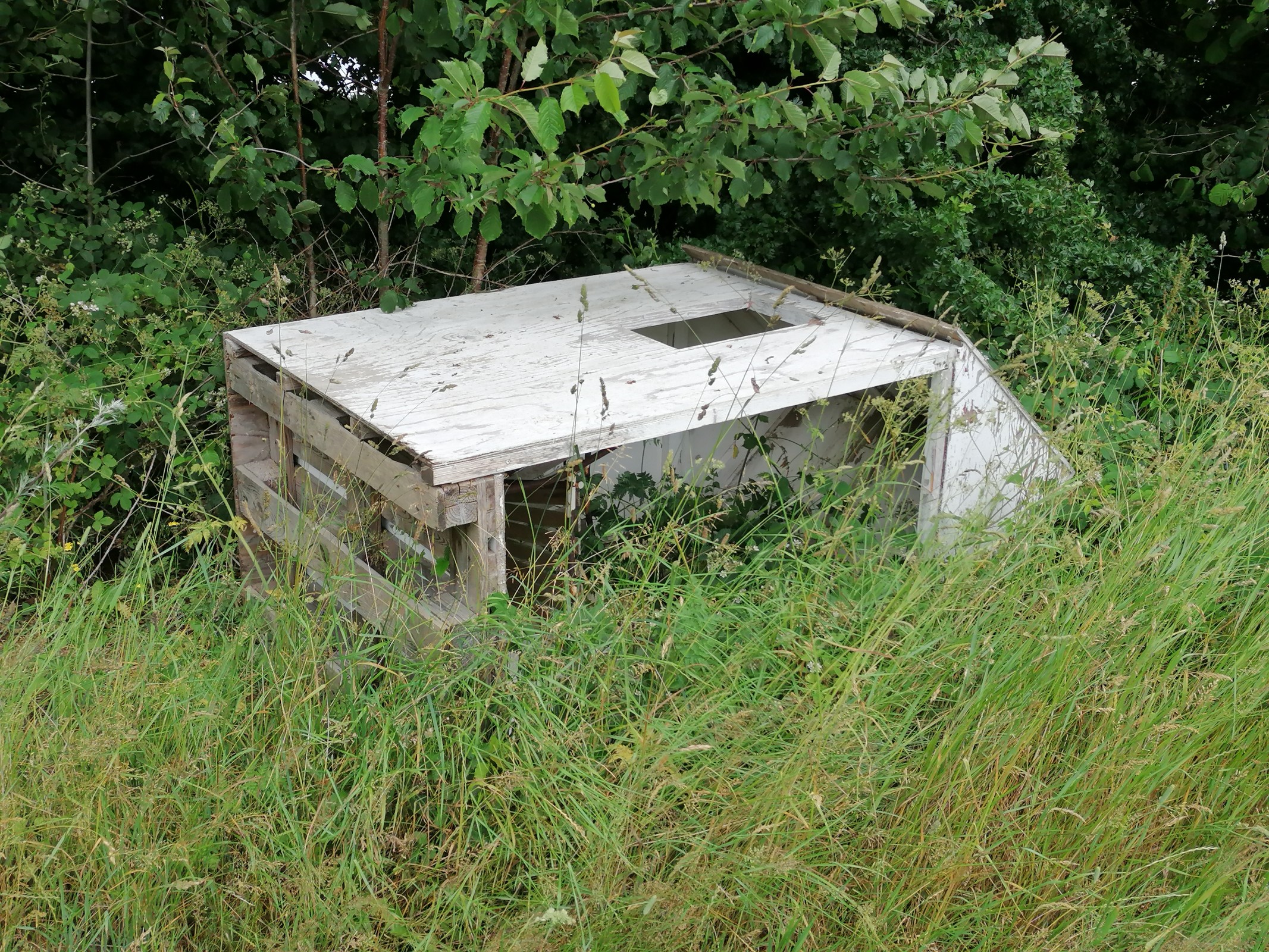 Das Häuschen vom Liftler an der Bergstation liegt bereit.