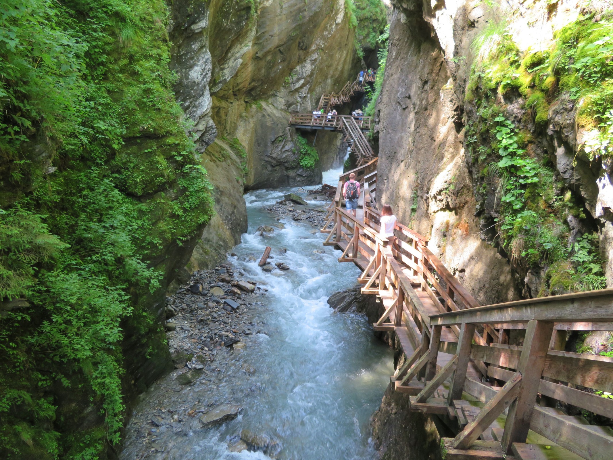 Erster Blick von ebendieser Brücke in die Klamm hinein.