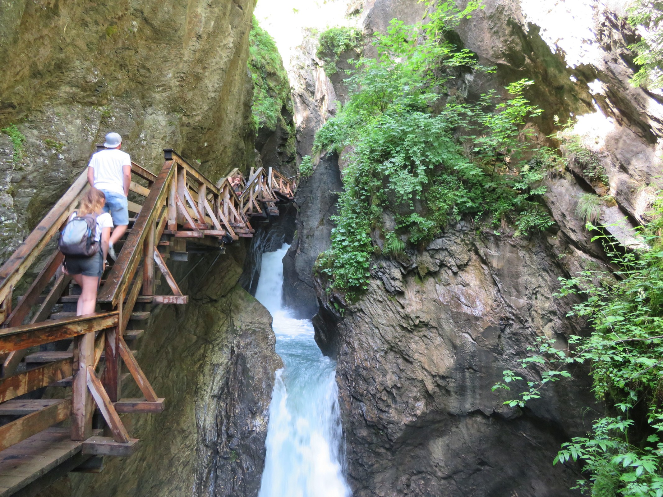 In der Klamm wieder bergwärts. Sehr schön gelegen. Und vor allem auch im Sommer kalt ;-).