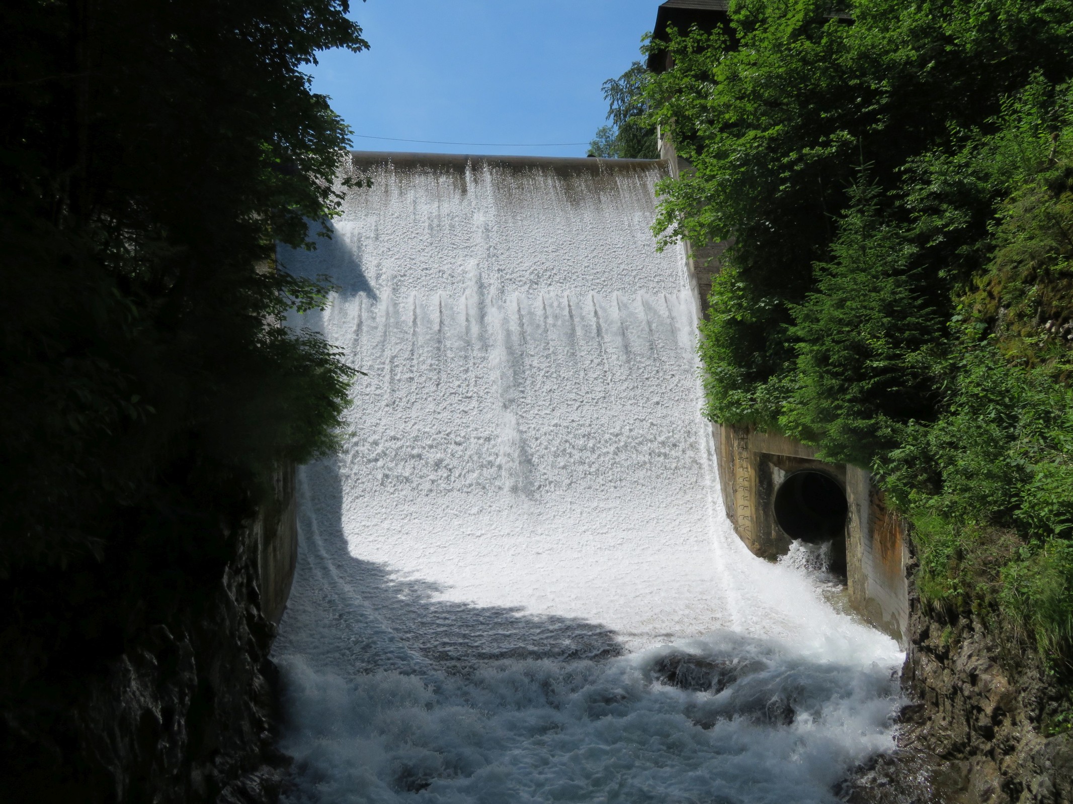 "Wasserfall" am Ende des Klammsees.