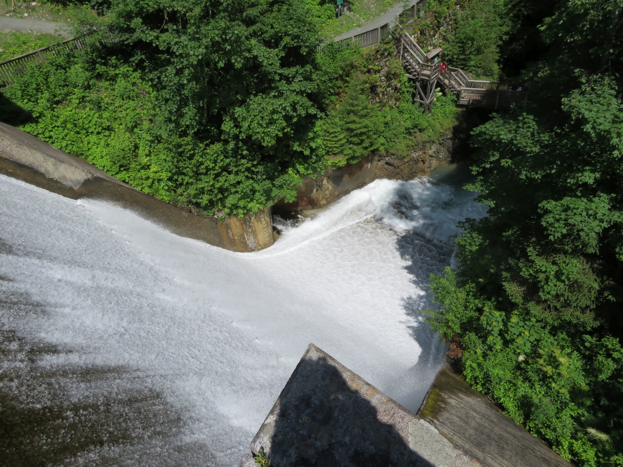 Staustufe / Staudamm von oben aus gesehen.