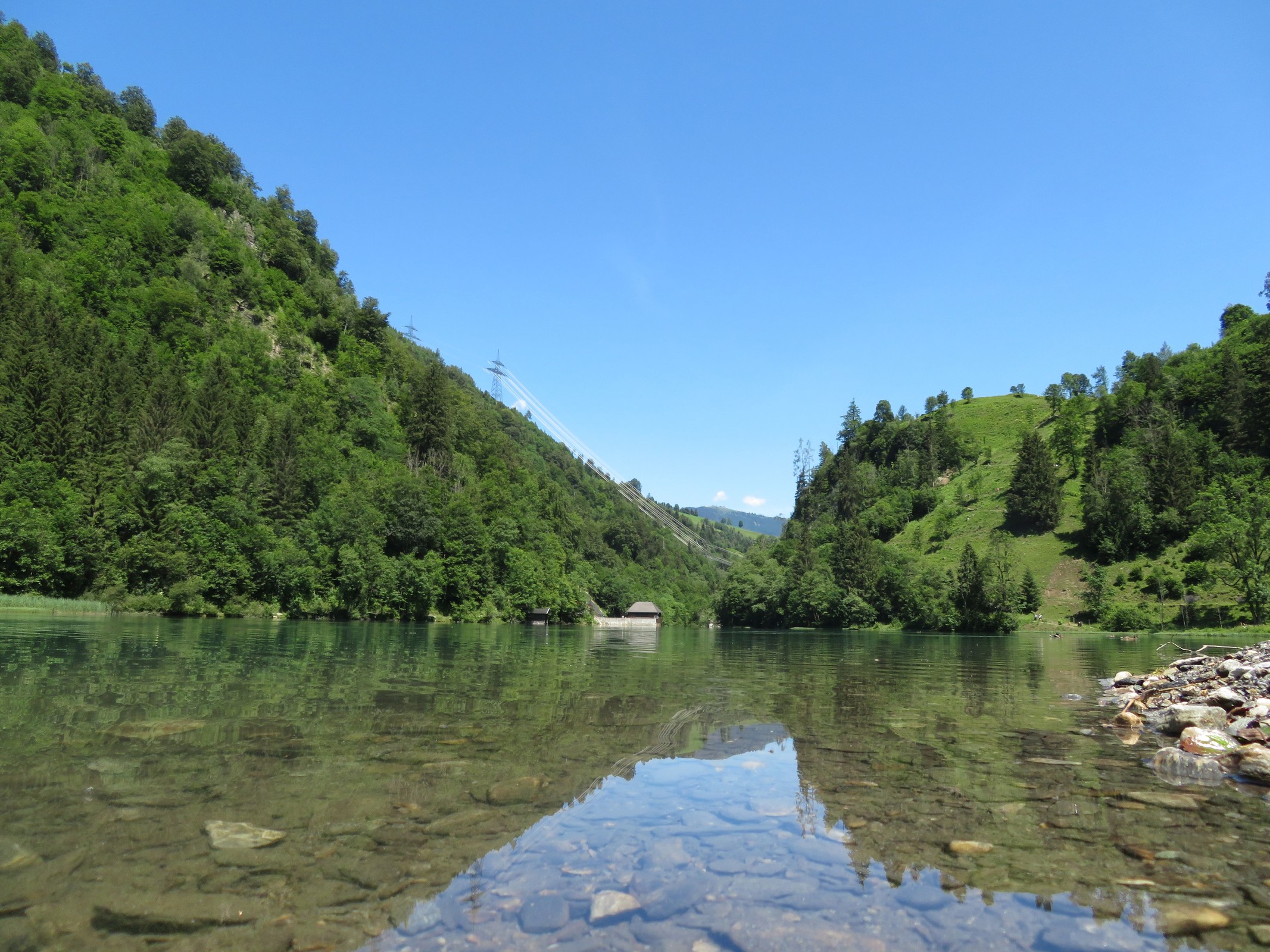 Blick zurück vom westlichen Ufer des Klammsees zur Staustufe des Sees.