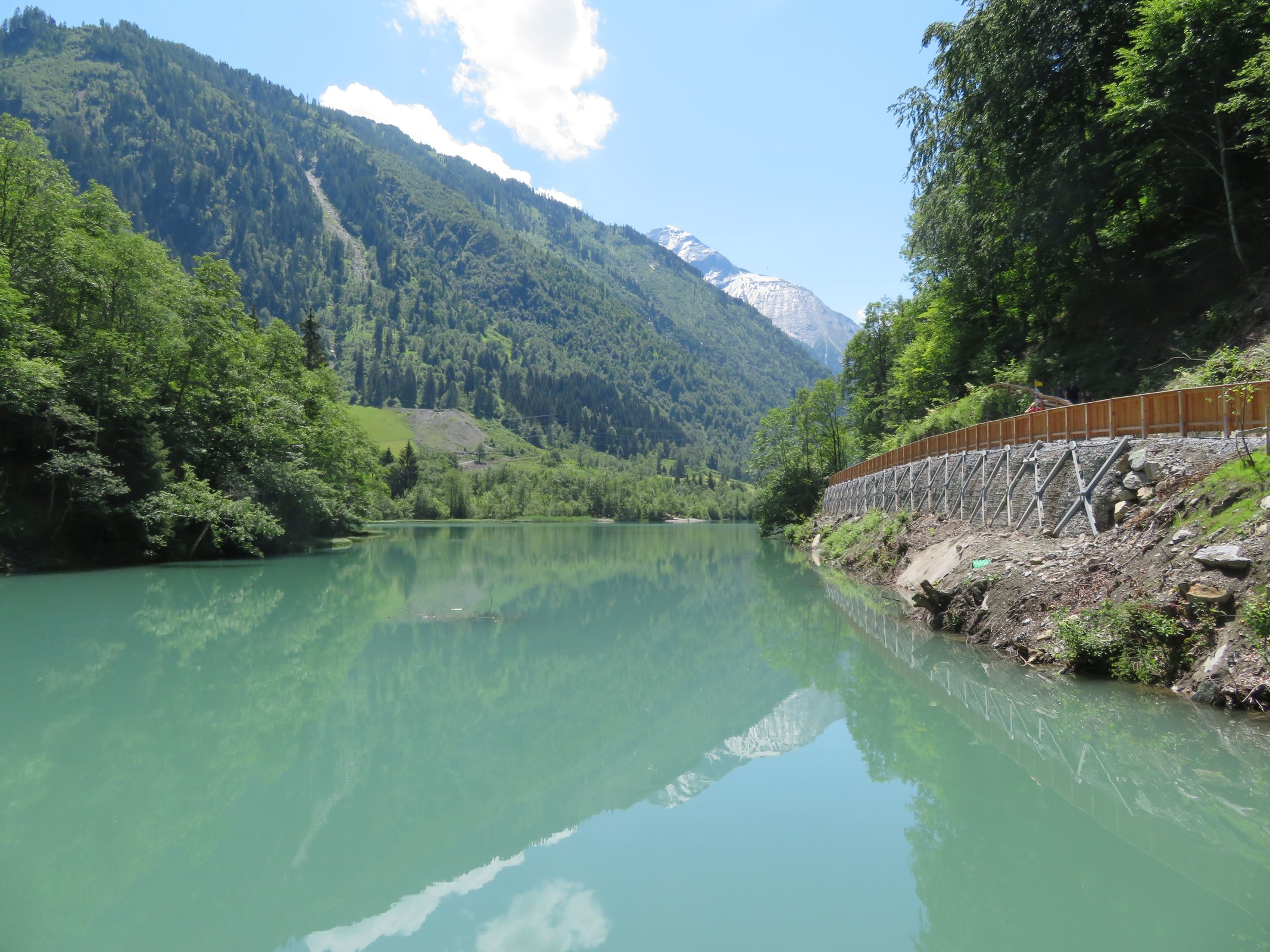 Hier waren wir wieder bereits an der Staustufe angekommen. Blick von der Staustufe auf den See.