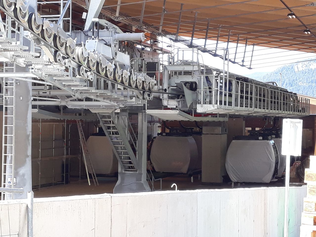 Gondeln in der Talstation