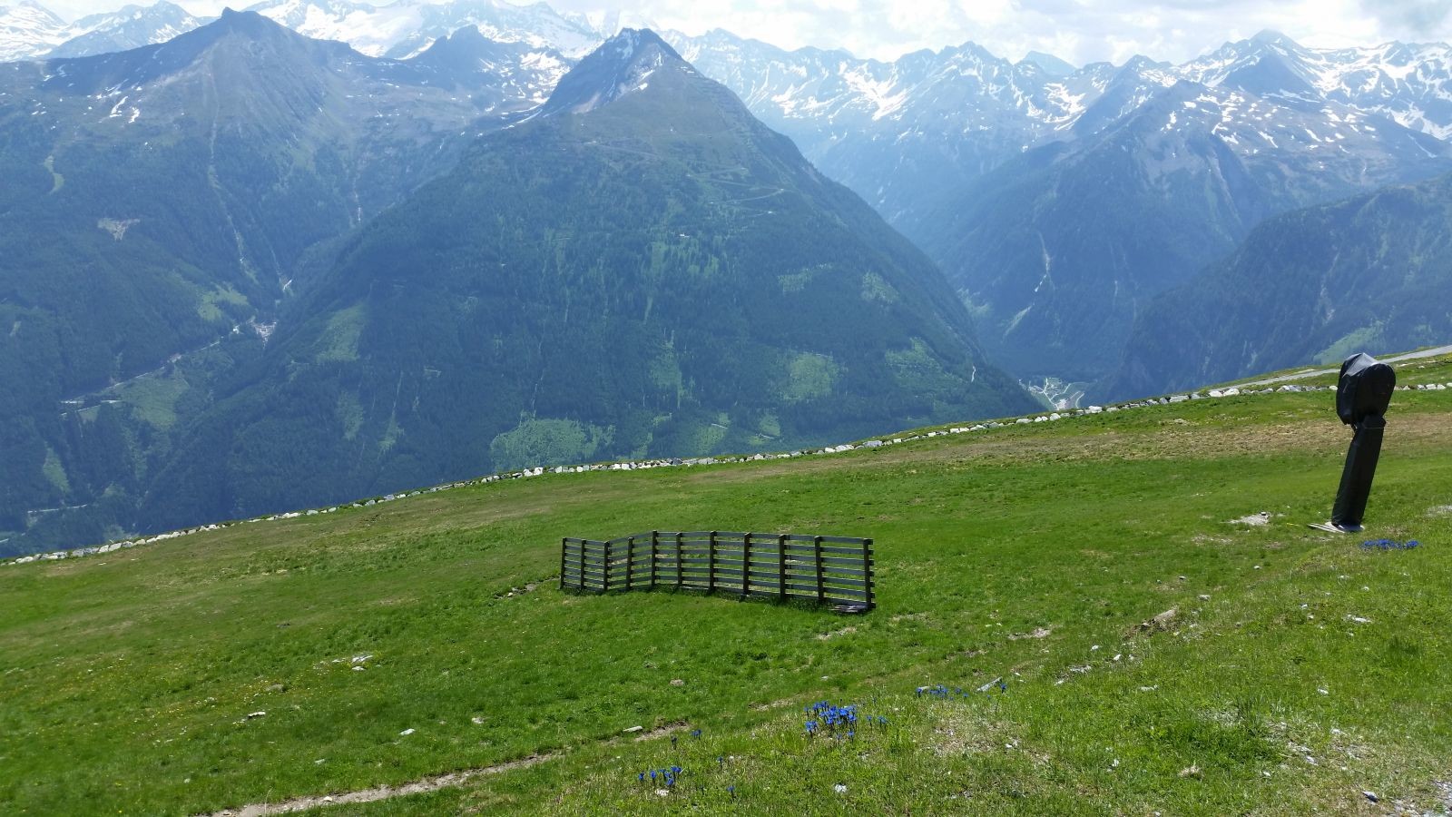 Wir sind schon fast oben uns stehen gerade wieder an einer altbekannten Piste. Da kommen Erinnerungen hoch! :D
