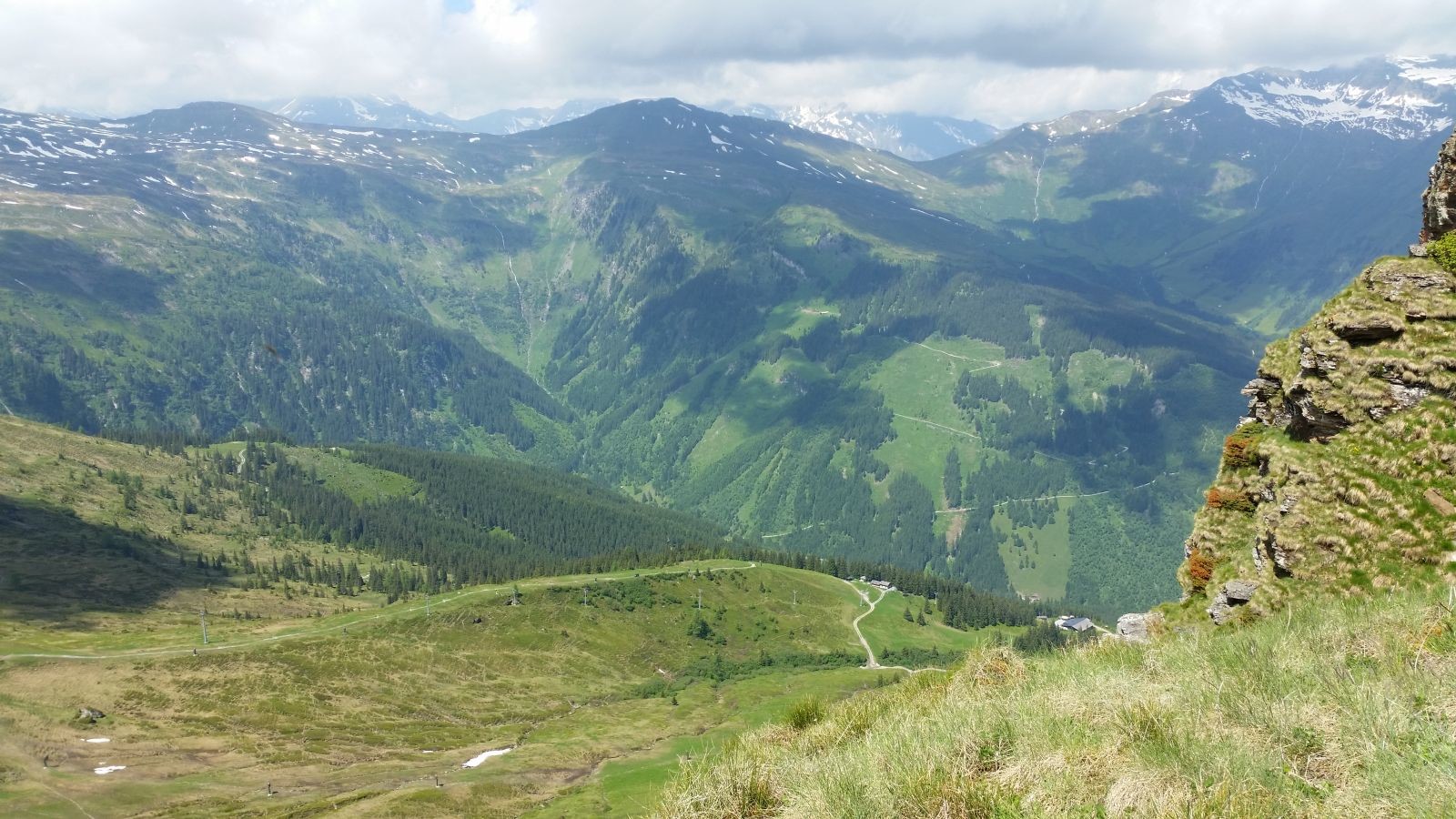 Weiterer Verlauf der schönen Gratpiste. Rechts erkennt man auch den steilen Abhang am Stubnerkogelgipfel!