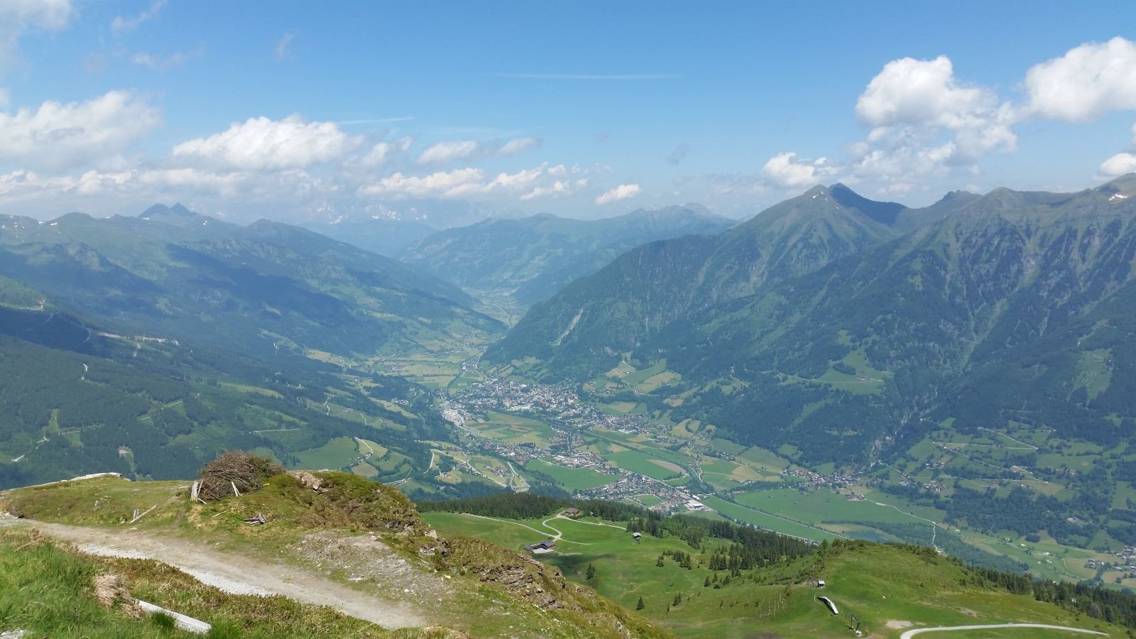 Hier standen wir dann an der Bergstation der Senderbahn und suchten vergeblich nach dem Pfad zur Stubneralm. Also drehten wir um und wählten Plan B. Unten rechts sieht man den Burgstalllift und die Stubneralm, wo es nun auf Umwegen hingehen soll.