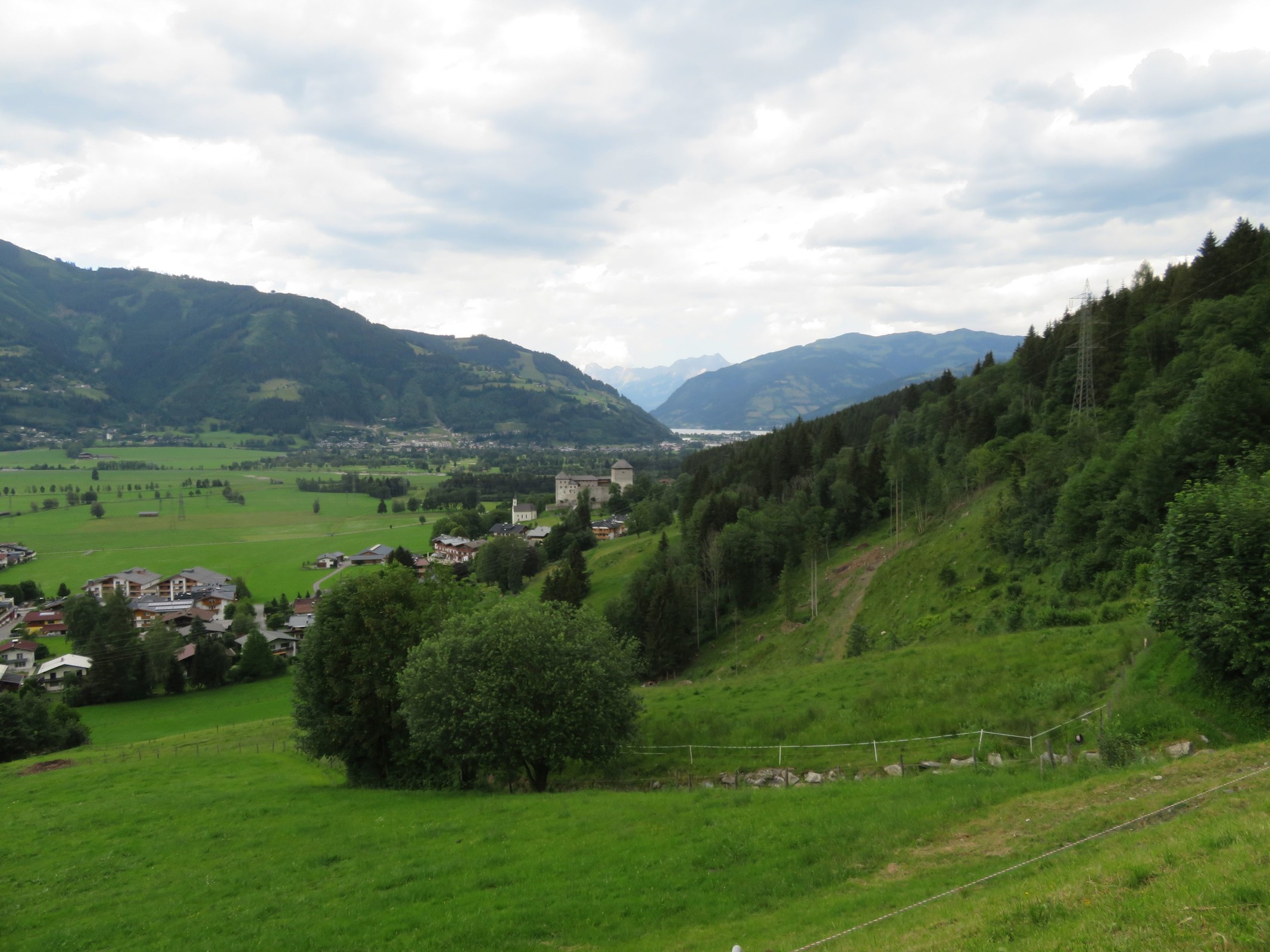 Nun sind wir oben am Guggenbichl angekommen. In der Bildmitte sieht man die Burg Kaprun und schräg rechts dahinter den Zeller See.