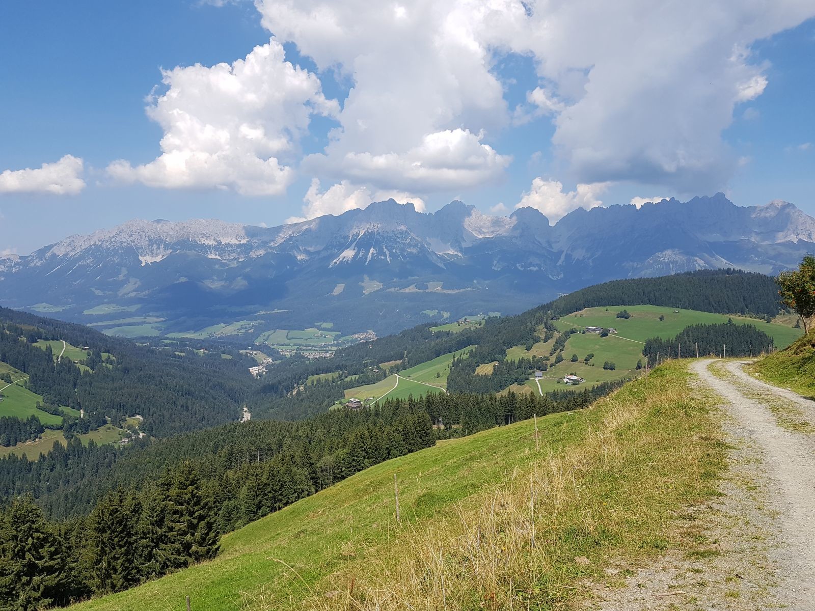 Der Wilde Kaiser in seiner vollen Pracht. Rechts sieht man den Astberg, links den Hartkaiser, dazwischen das Tal, aus dem wir aufgestiegen sind und an dessen Ende die Talstation der Hartkaiserbahn zu sehen ist.