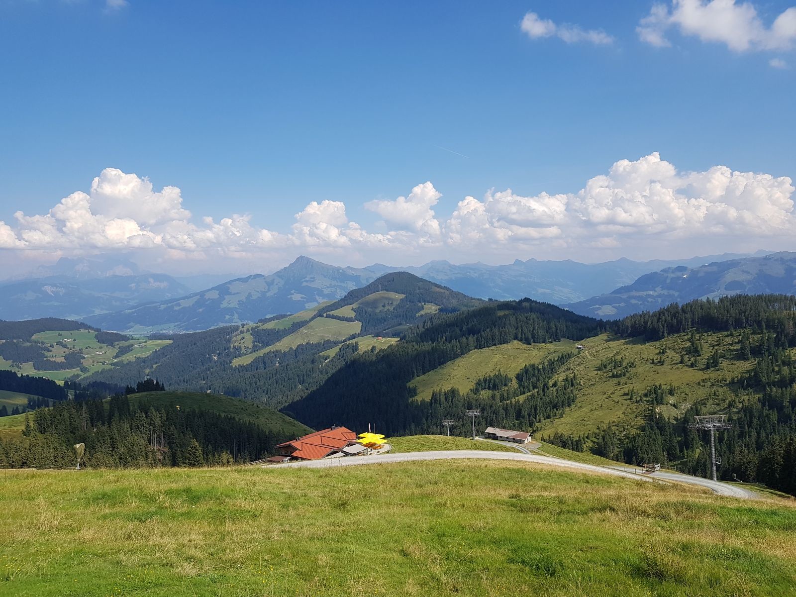 Nun an der Kummereralm. Das geschulte Auge erkennt auch das Schneedepot an der Waldebahn in Kitzbühel (rechts hinten). Außerdem kann man hier nochmal perfekt auf unseren heutigen Weg zurückblicken. Den gesamten gegenüberliegenden Hang mit den beiden Almen sind wir abgelaufen. Ganz links ist auch der Ausläufer des Astbergs zu erkennen, wo wir herkommen sind.