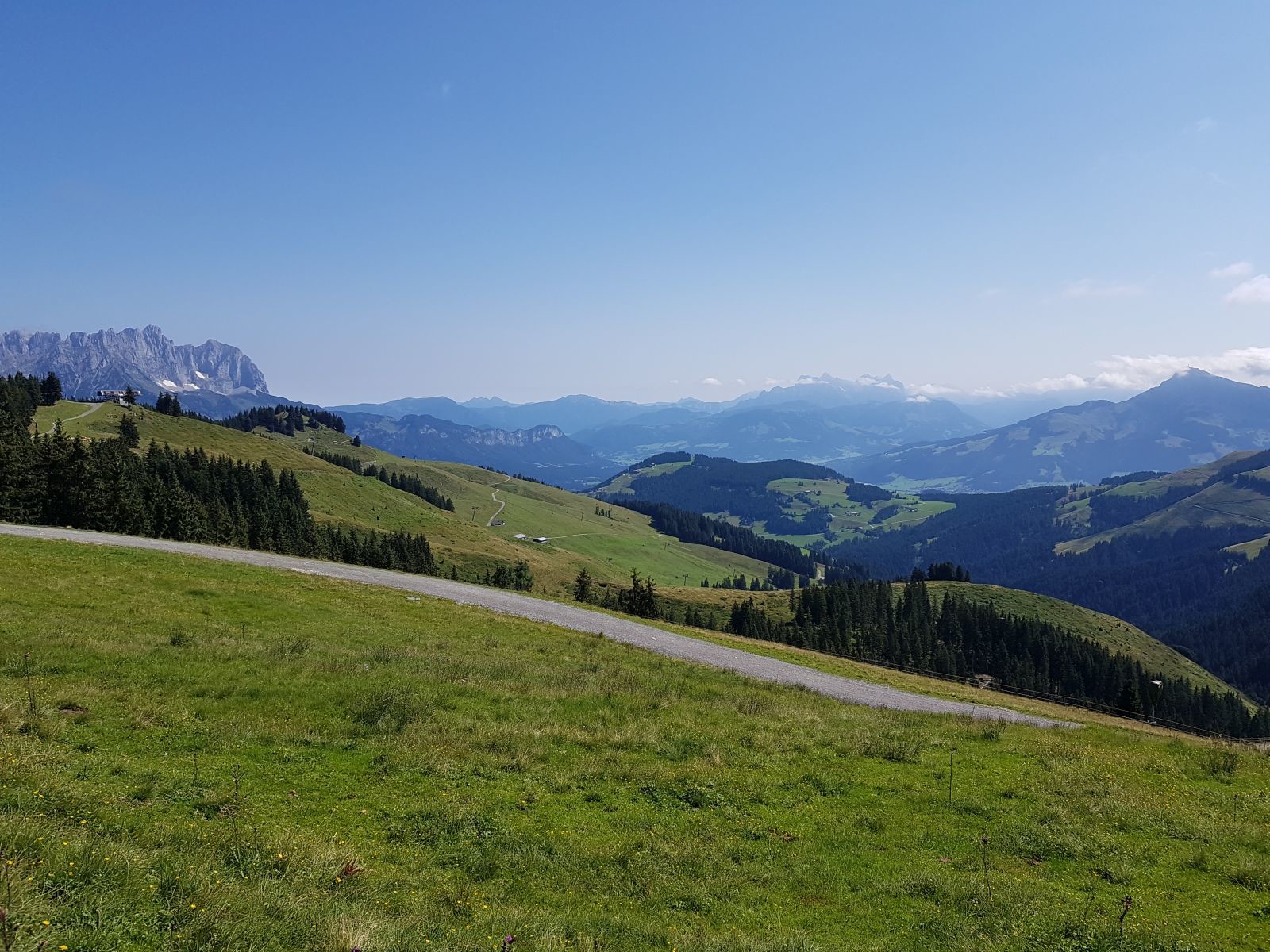 Viele Berge sind hier zu sehen. Vorne (von l. nach r.): Eiberg, Hartkaiser, Astberg. Hinten: Wilder Kaiser, Loferer/Leoganger Steinberge, Kitzbüheler Horn.