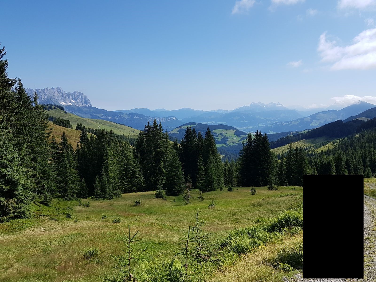 Kurz nach dem Muldenlift mit tollem Blick! Ab hier verlassen wir nun ohnehin das Hauptgebiet und es wird gespenstisch leer. Bis zum Astberg werden wir nur 2 oder 3 Gruppen begegnen.