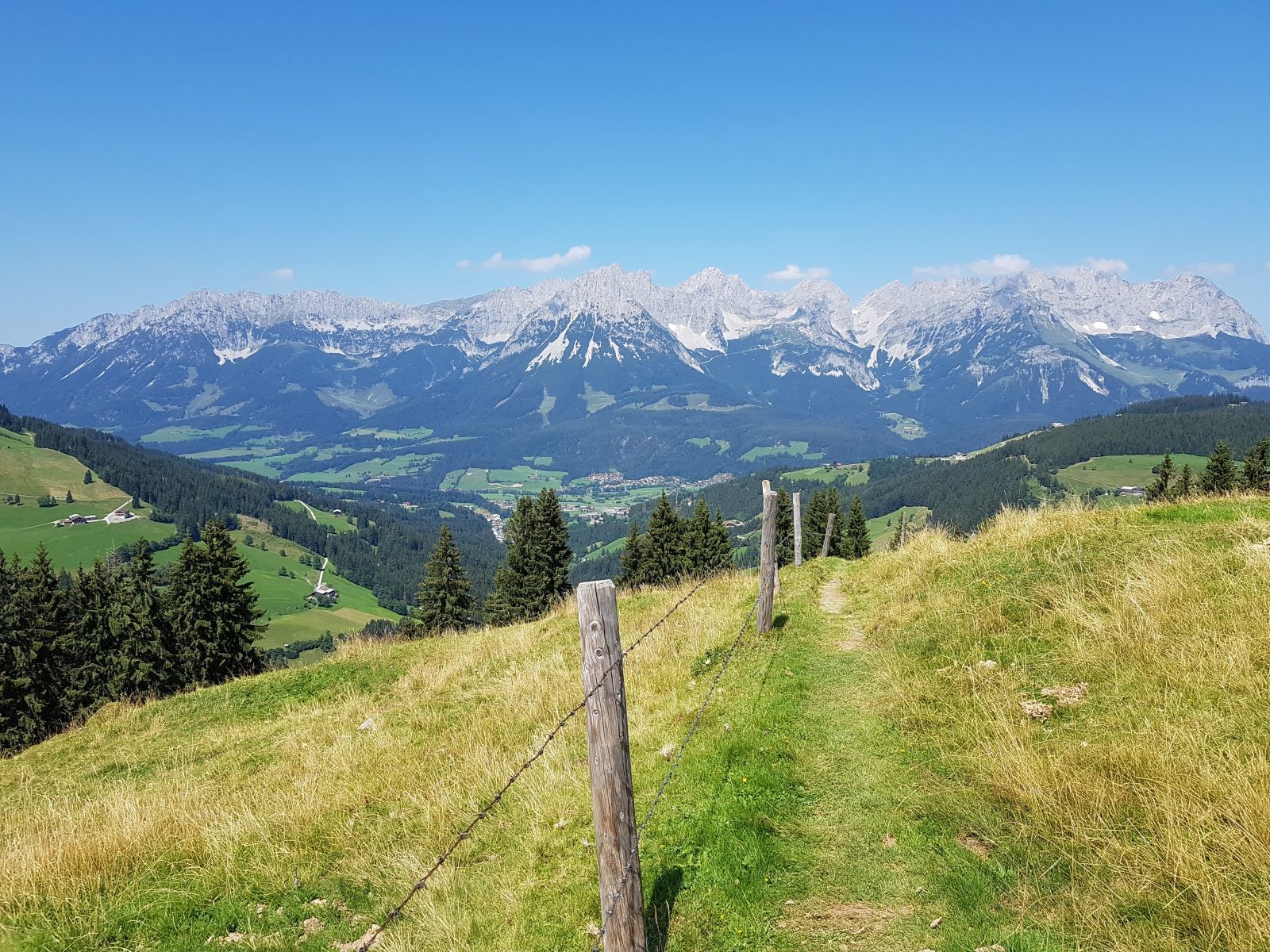 Das ist wieder ein tolles Motiv :-) Einfach schön dort! Aber lasst euch nicht täuschen, es gibt genügend Fortswege auf der Tour! Ich fotografiere halt meistens nur da wo´s schön ist!