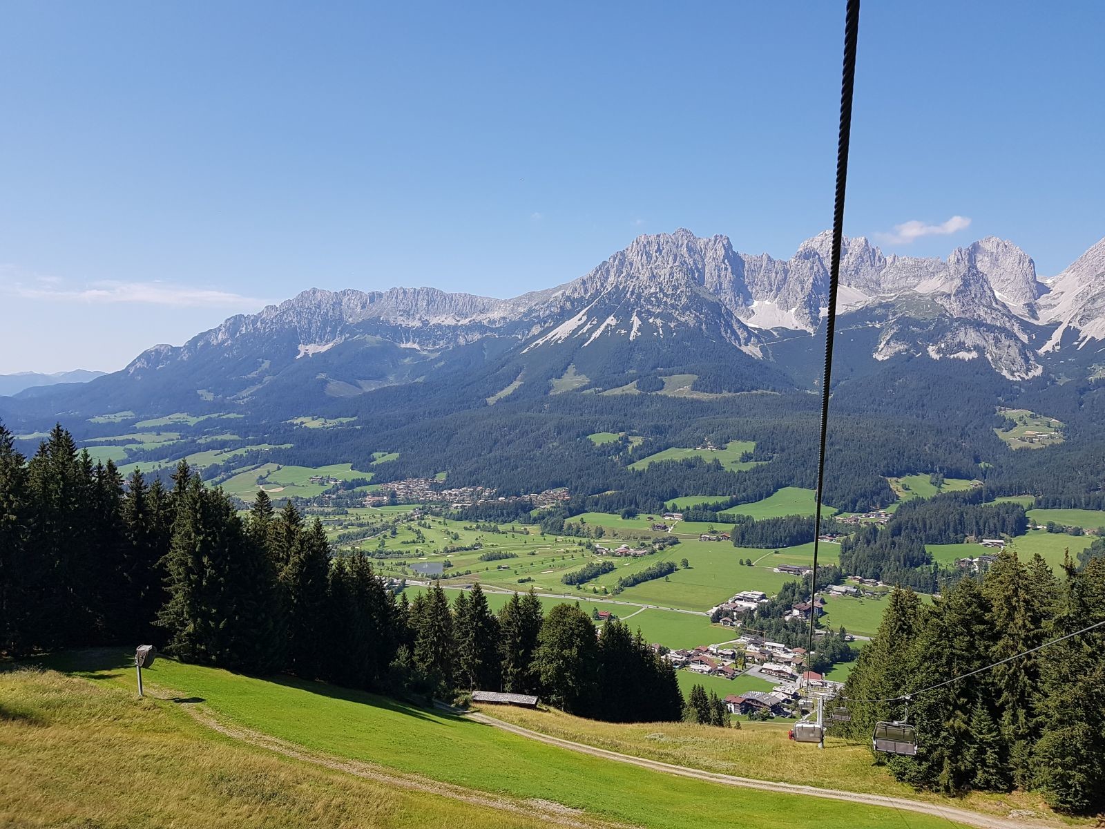Am Astberg angekommen, nehme ich gleich mal die Sesselbahn in´s Tal. Das ist schon ein Traumausblick. Mit einem Sessel talwärts zu fahren ist etwas komplett anderes, die Aussicht ist wesentlich schöner und man ist mitten drin, ohne eine Scheibe dazwischen! Anschließend fahre ich gleich wieder hoch (Hatte mir beim Laufen einen kleinen Vorsprung erarbeitet) und es gibt eine gemeinsame Einkehr in der Blattlalm.