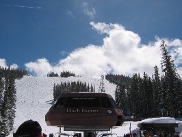 Wie man sieht großer Andrang. Hier müsste eine EUB hin für die vielen Skikurse und Anfänger, da die KSB ständig wegen Einsteigeproblemen stehen bleibt