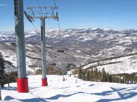 Blick hinunter von der Bergstation der 4KSB Centennial (2,4 km, 640 Hm)