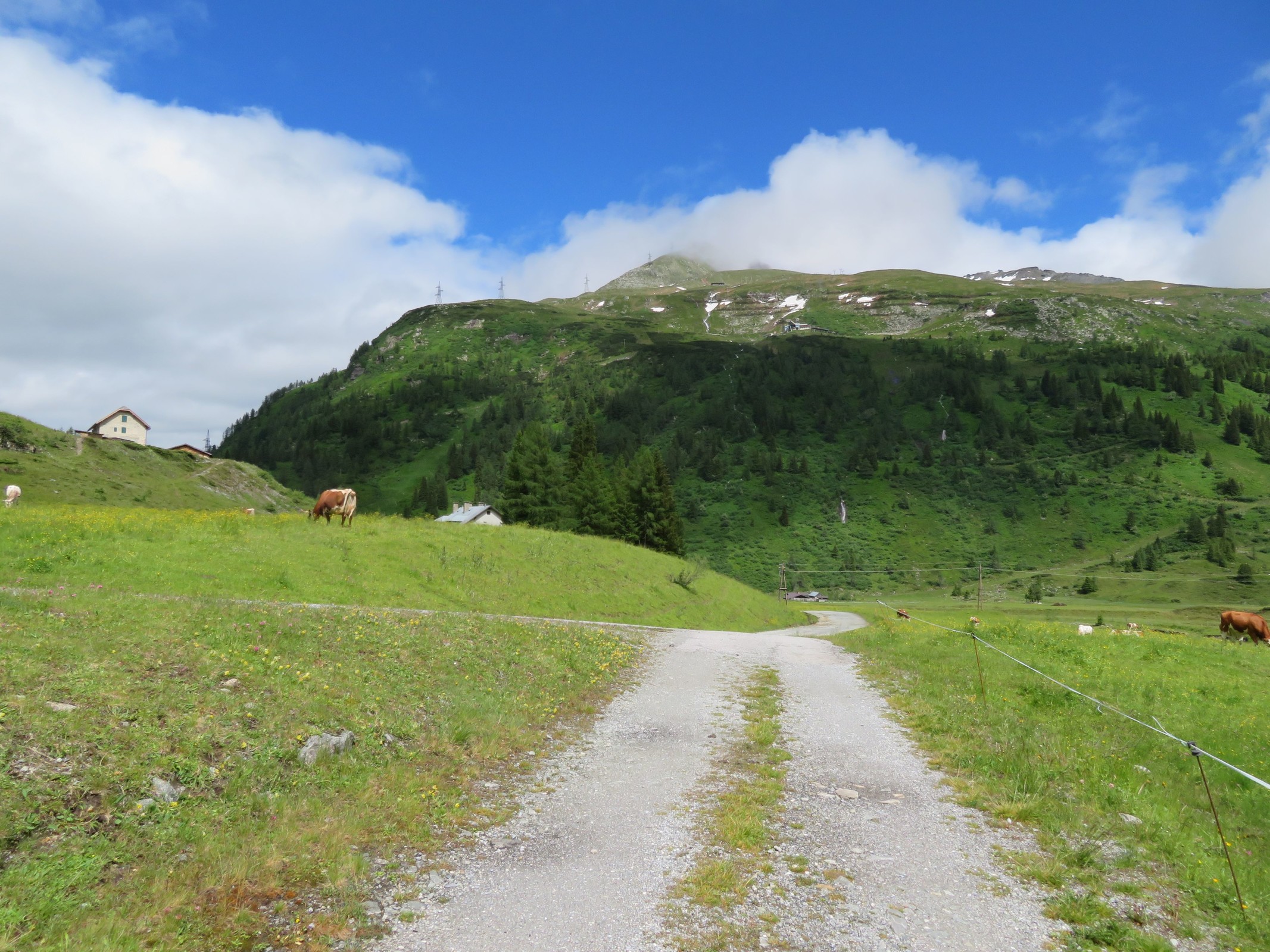 Von der gleichen Stelle aus aufgenommen in Richtung des Skigebietes Sportgastein.