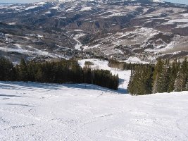 Eine geniale Abfahrt, fast immer direkt entlang der 4KSB. Im oberen Bereich der schwarze, gewalzte Steilhang (im Bild), dann mittelsteile, High-Speed-Passagen, in denen man den Schwung aus dem Steilhang gut brauchen kann. Danach wieder steiler und direkt