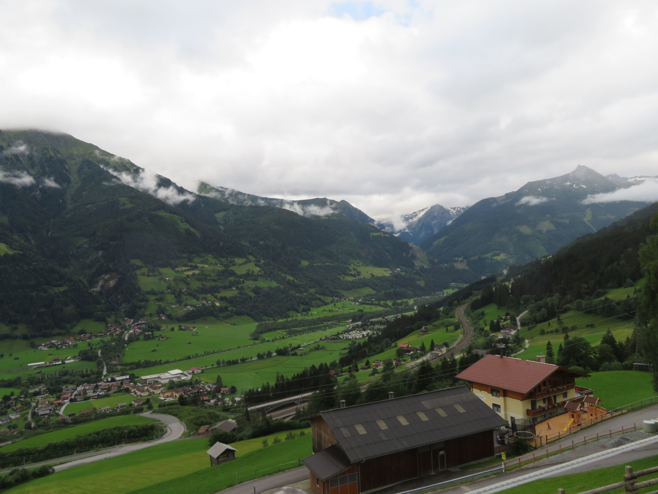 Blick ins Gasteinertal von der Straße vom Angertal nach Bad Hofgastein. Rechts am Rand sieht man den Graukogel.