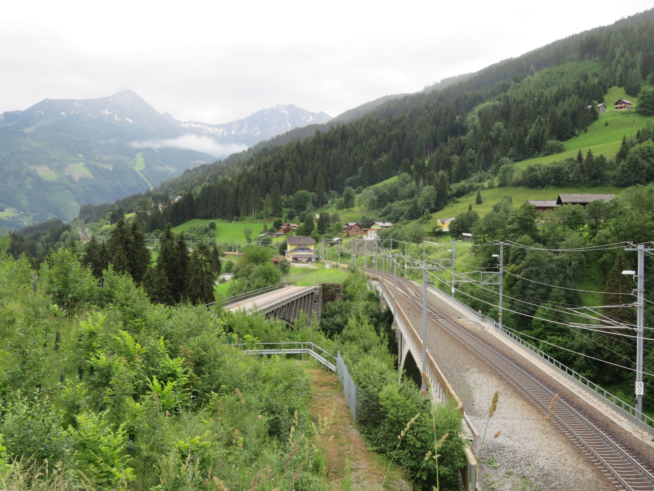 Bahnstrecke taleinwärts. Ab hier wird die Bahn wieder zweigleisig.