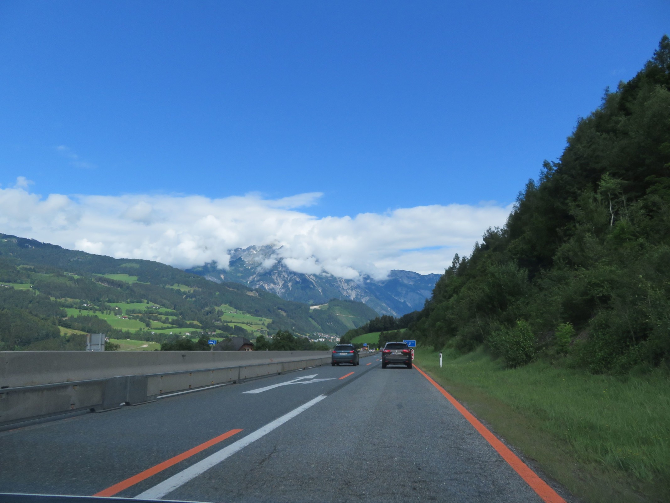 Kurz vor der Anschlussstelle "Pfarrwerfen" auf der A10 Richtung Salzburg. Wir verfuhren uns und wollten eigentlich gar nicht auf die Autobahn...