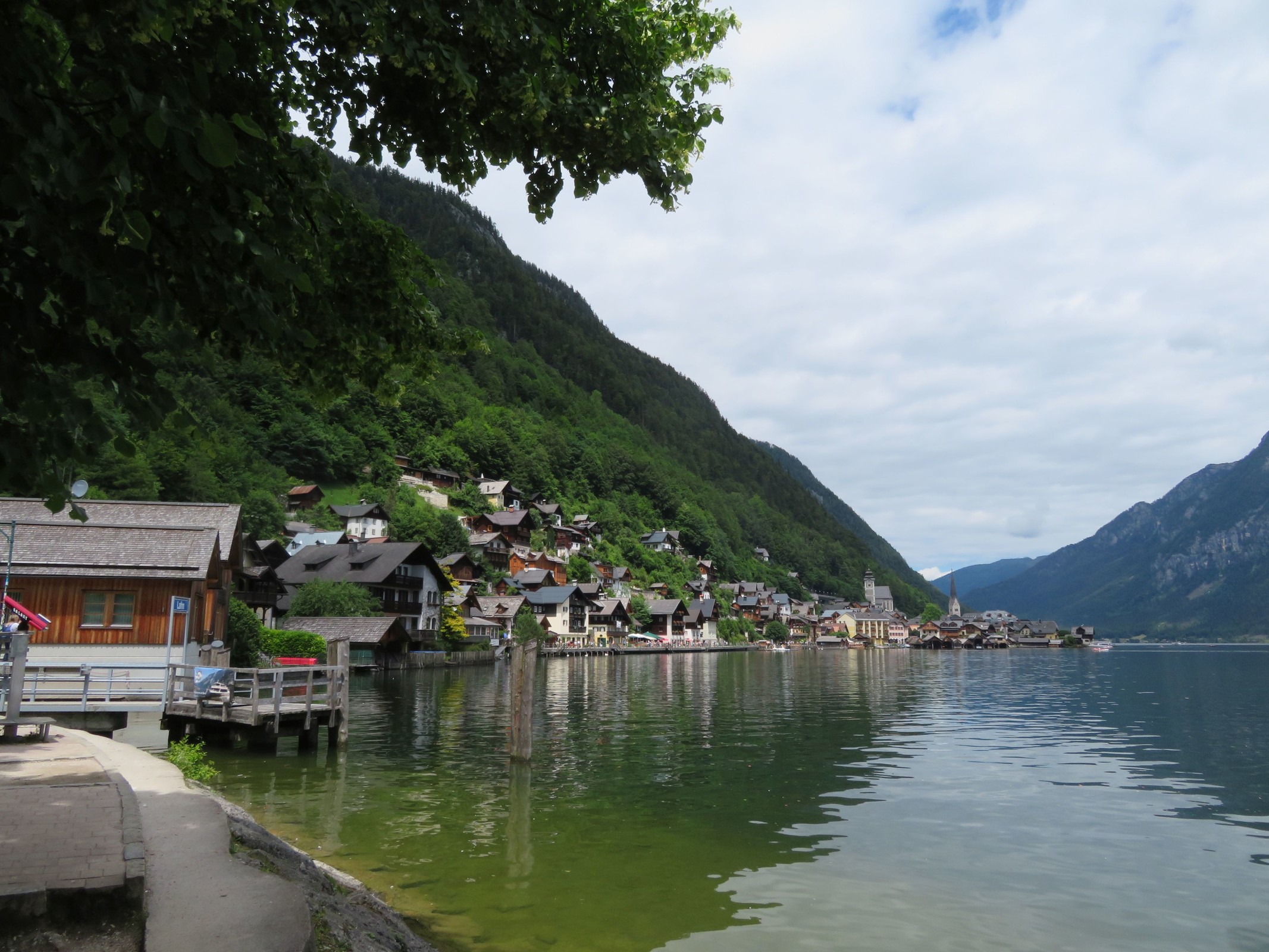 Nach einem kurzen Taxi-Shuttle sind wir in Hallstatt angekommen. Ich kann die Asiaten schon verstehen - es ist einfach schön und beeindruckend.