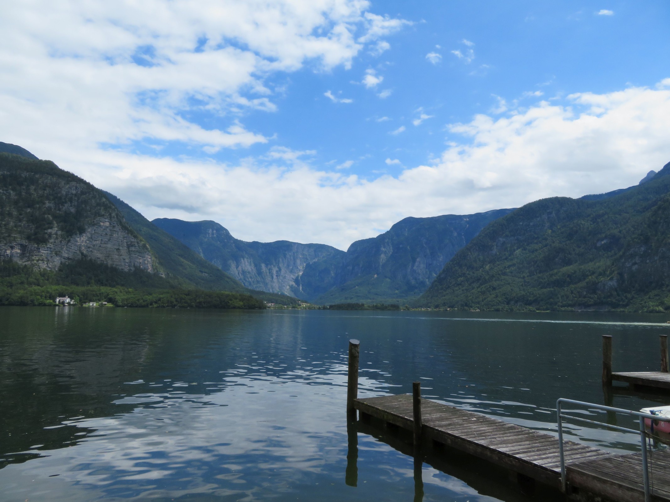 Blick von Hallstatt in Richtung von Obertraun, das bildmittig liegt.