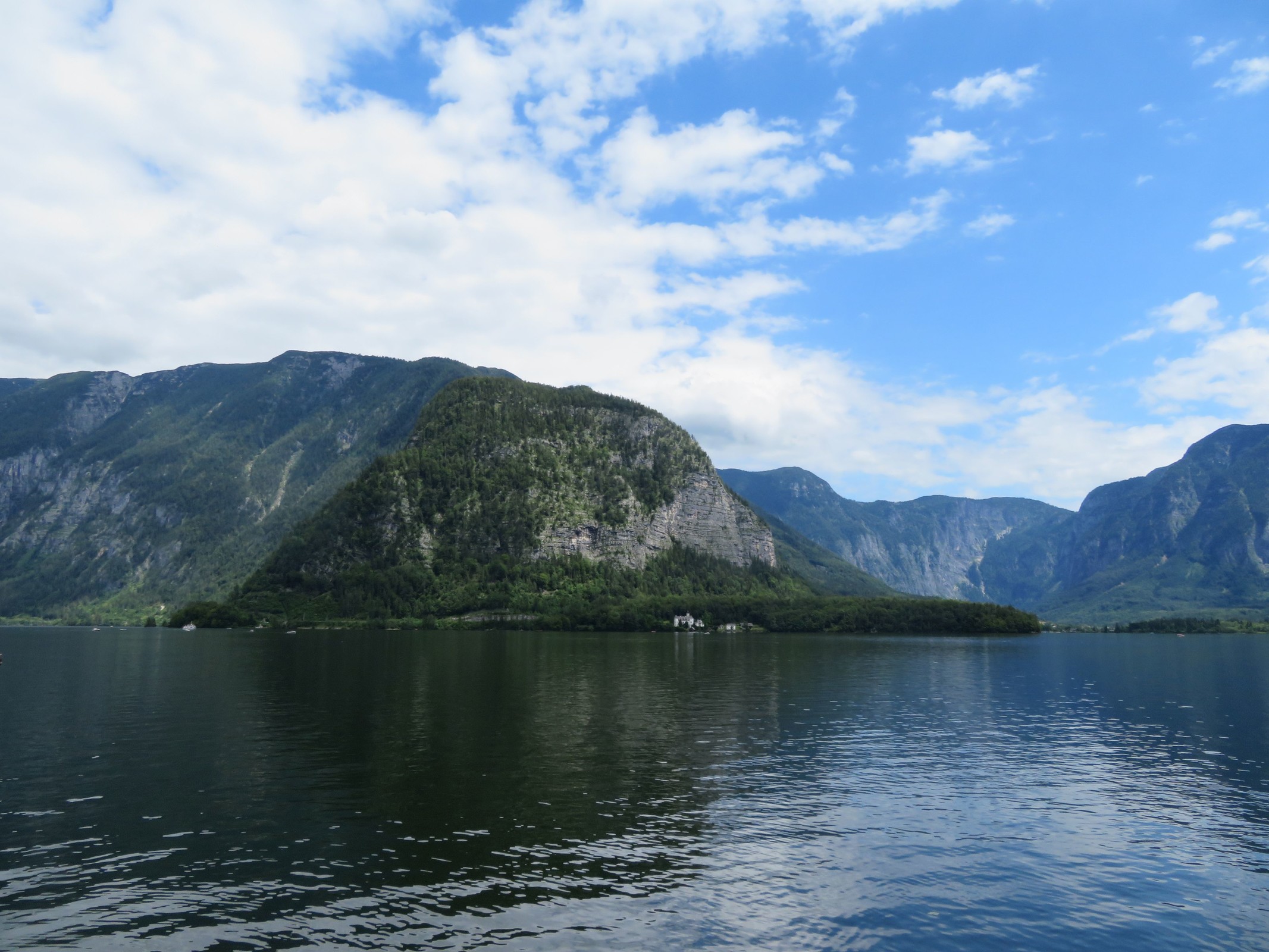Blick zum Schloss Grub, das bildmittig liegt.