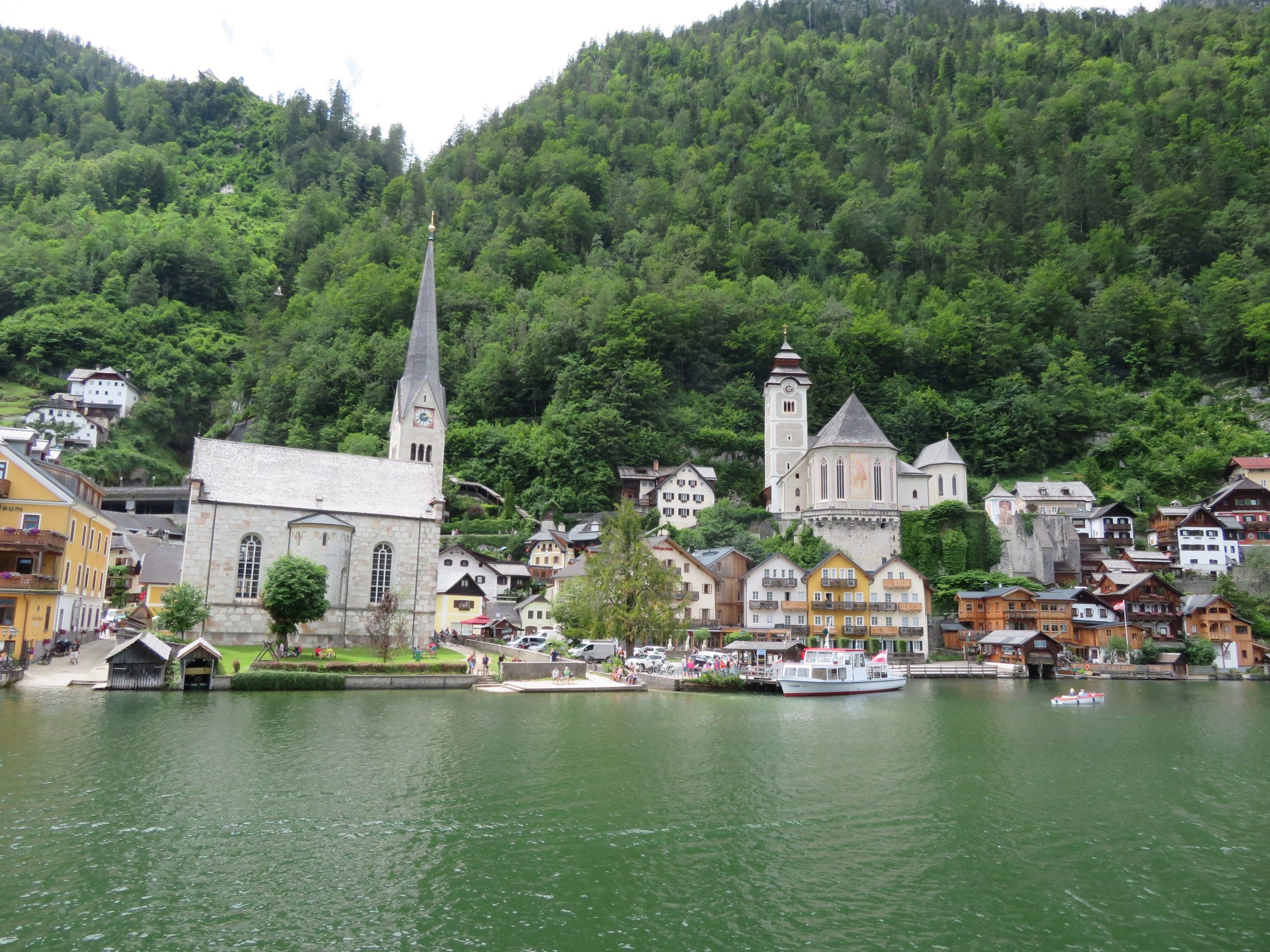 Wir machten dann noch eine südliche Rundfahrt auf dem See. Hier sind auf dem Bild sowohl die evangelische (links) und die katholische (rechts) Kirche von Hallstatt zu sehen.