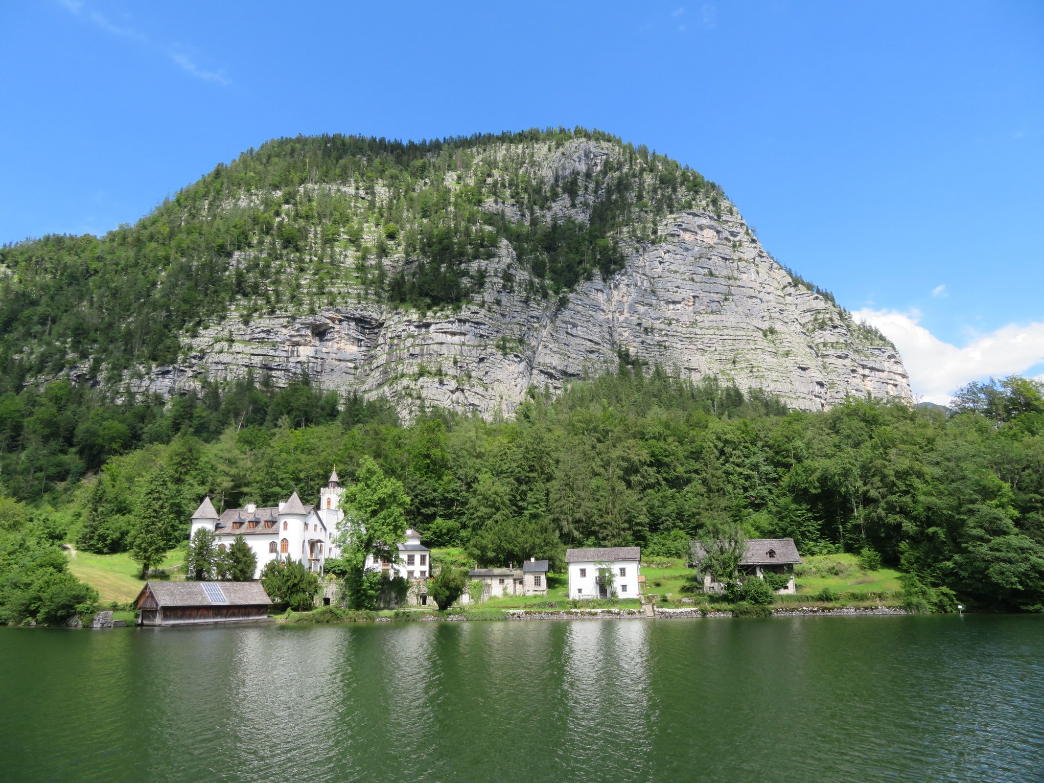Schloss Grub vor einem markanten Felsen.