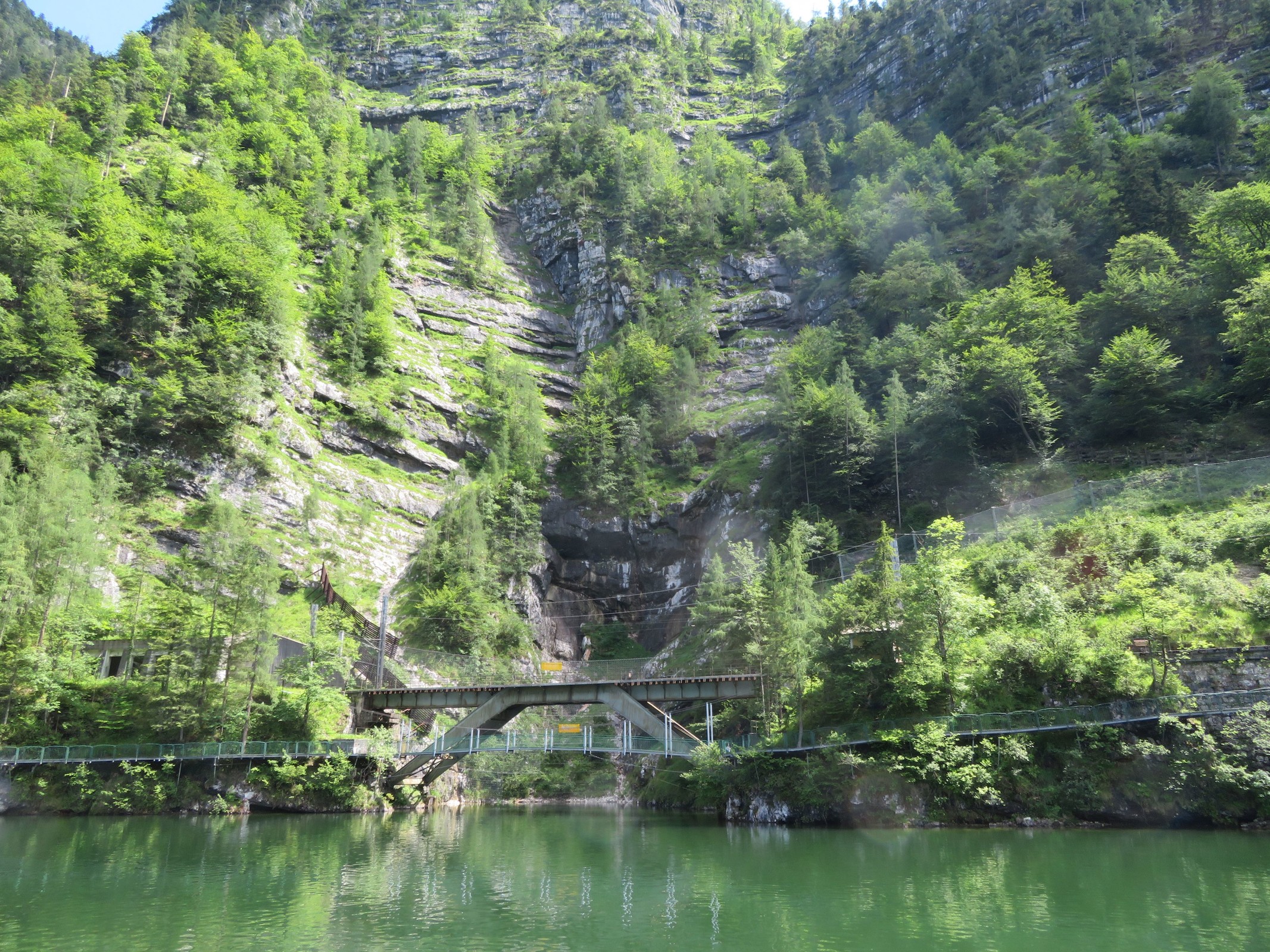 Blick auf die Eisenbahnbrücke am Ostufer. Dieser Punkt stellt miit 125 m auch den tiefsten Punkt des Sees dar.