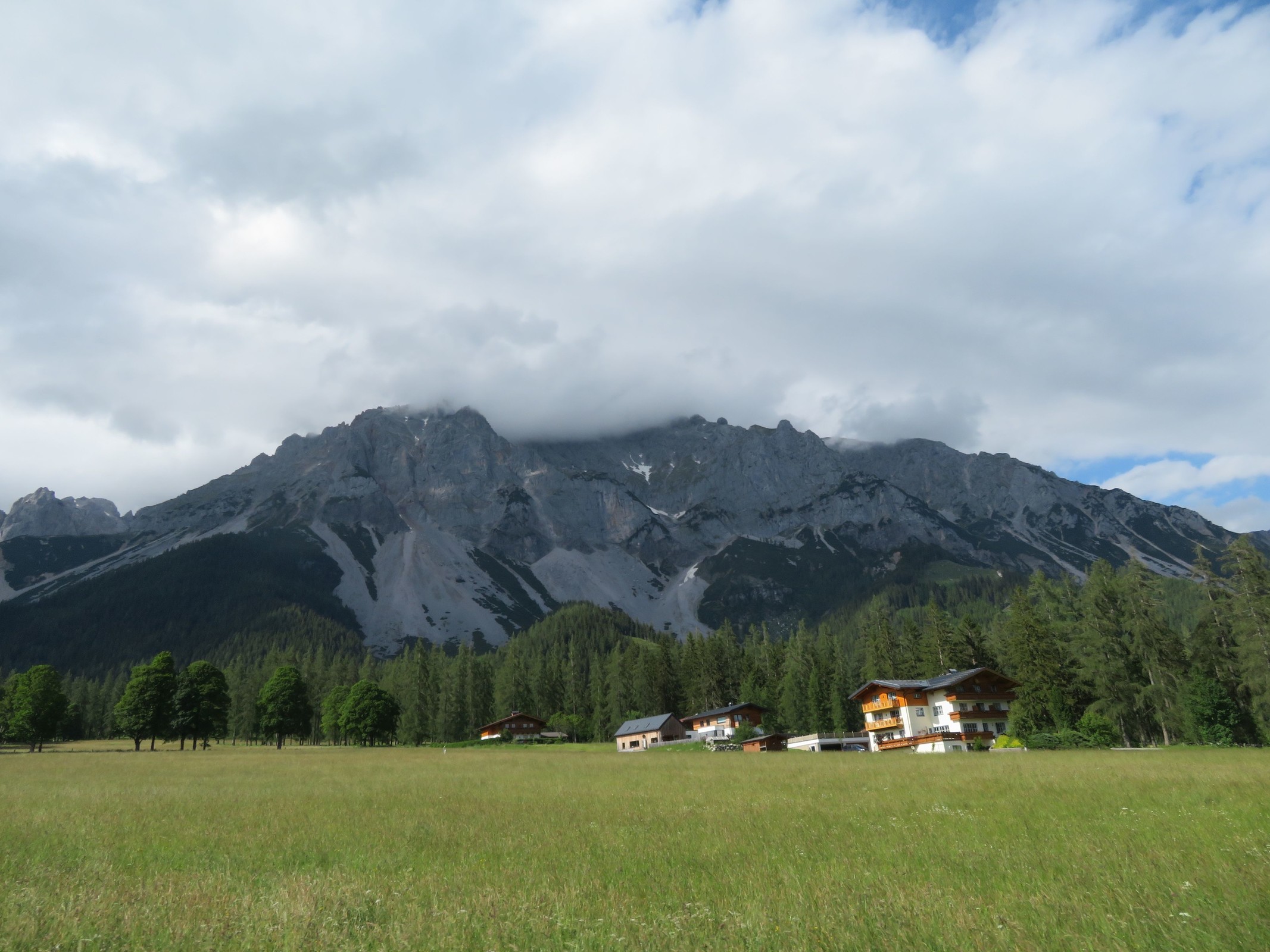 Dachsteinmassiv bei Ramsau am Dachstein, wenn ich richtig iiege,