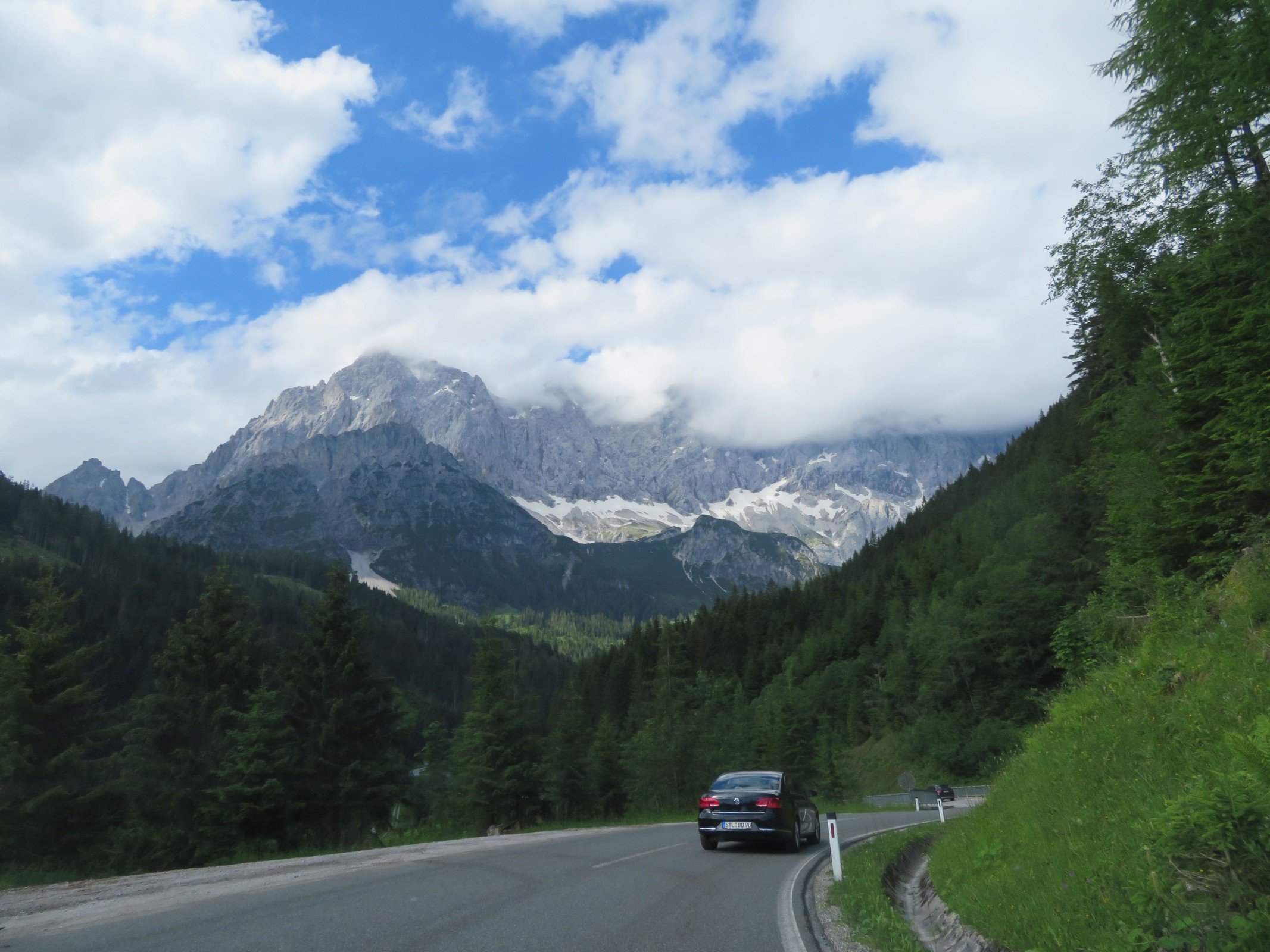Auf der Straße zwischen Ramsau am Dachstein und Filzmoos. Und noch ein Gebirge, dass ich gerade nicht benennen kann :/.