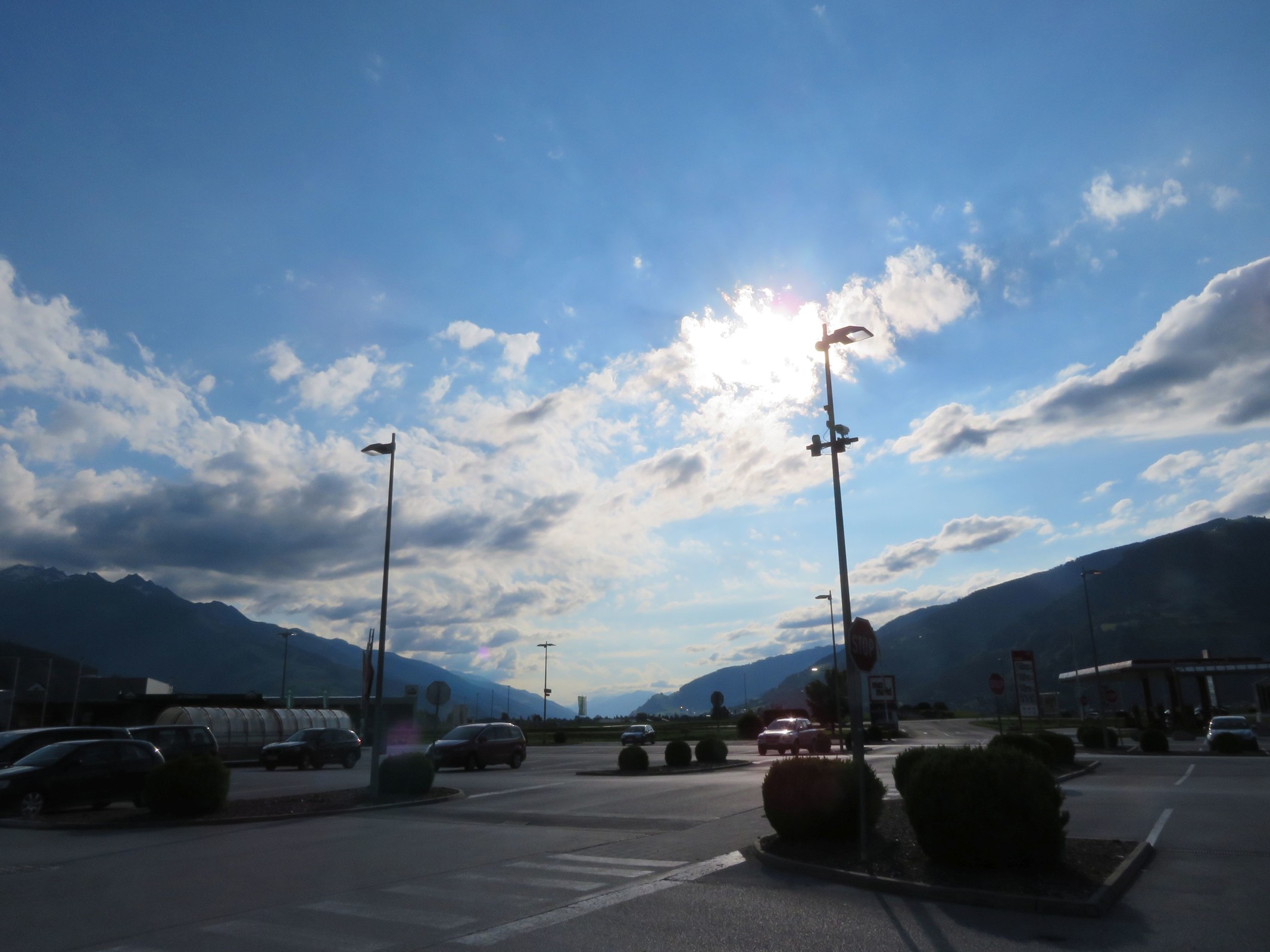 Jetzt sind wir wieder in Bruck angekommen, nachdem wir auf dem Hinweg über St. Johann im Pongau und Taxenbach gefahren waren. Hier der Blick vom Maximarkt in Bruck an der Glocknerstraße ins Salzachtal.