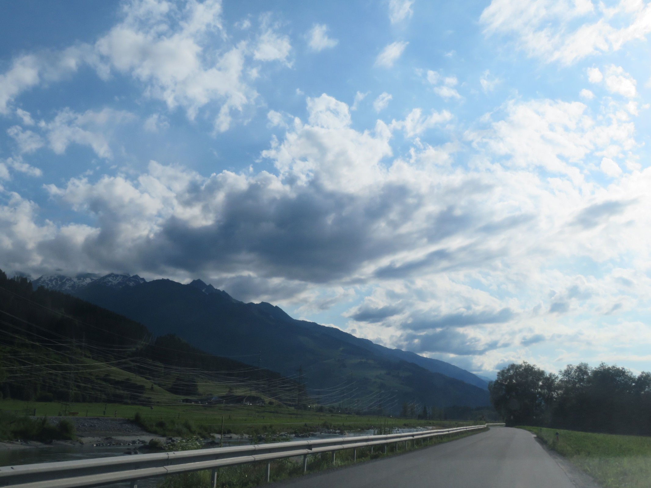 Entlang der Salzach nach Kaprun. Hier war letztes Jahr große Baustelle, da die Straße neu asphaltiert und der gesamte Bachlauf gesichert wurde.