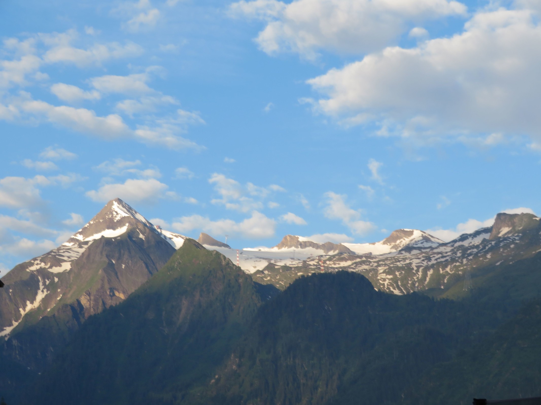 Leider etwas verwackelt, aber morgentlicher Blick aus dem Appartement zum Kitzsteinhorn um 06.19 Uhr.