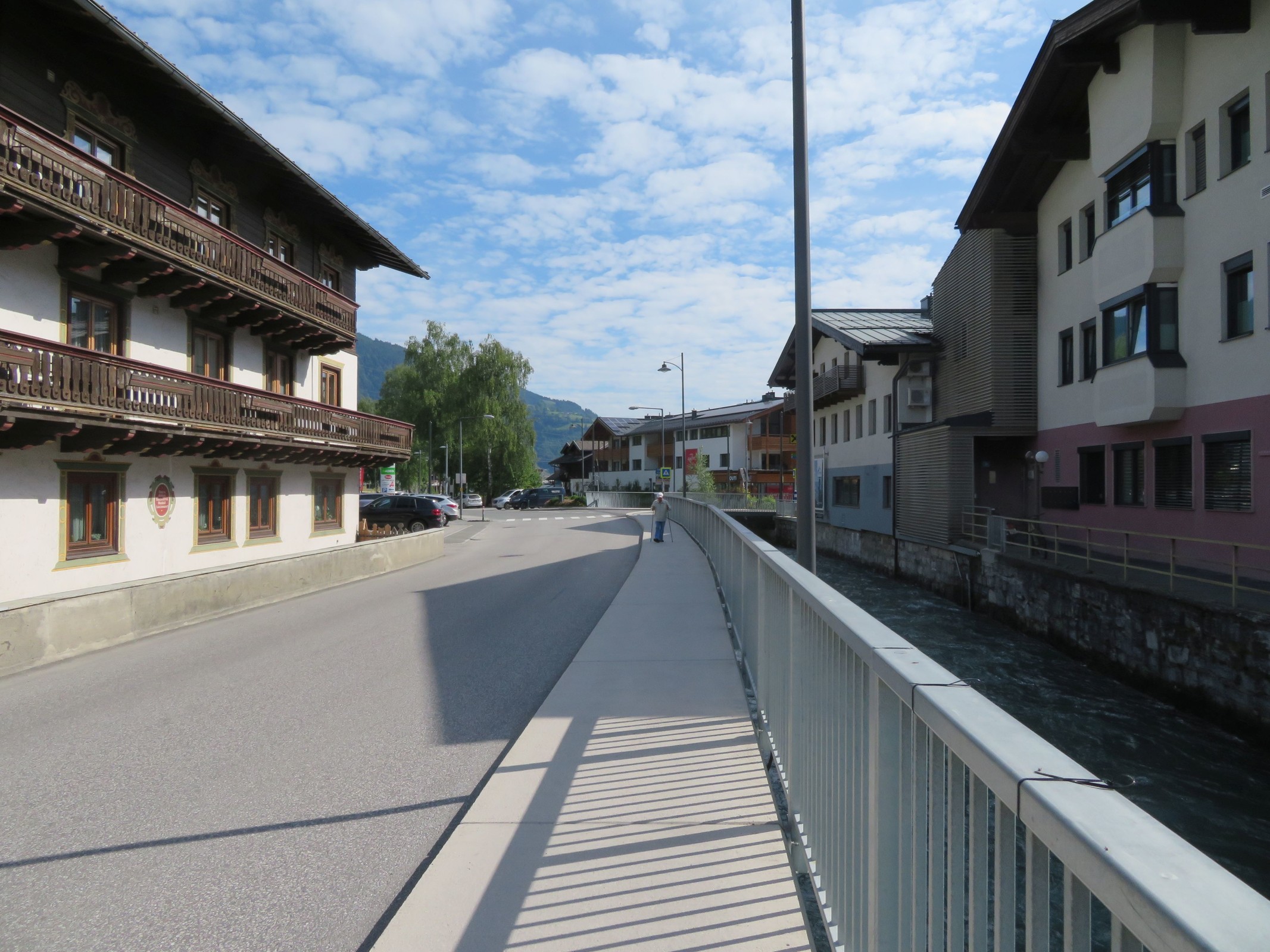 Sigmund-Thun-Straße in Kaprun. In Nicht-Corona-Jahren würde es nur so voller Araber hier wimmeln. Dieses Bild ist um 09.38 Uhr entstanden.