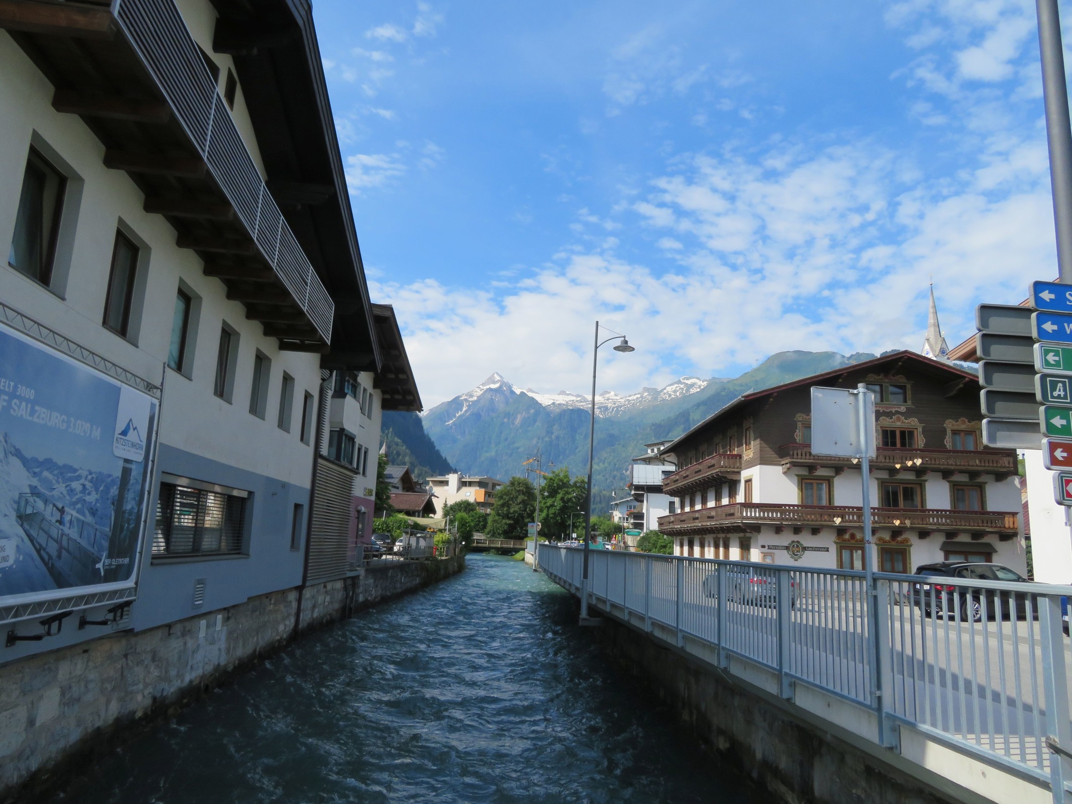 Kapruner Ache in Kaprun mit dem Kitzsteinhorn im Hintergrund.
