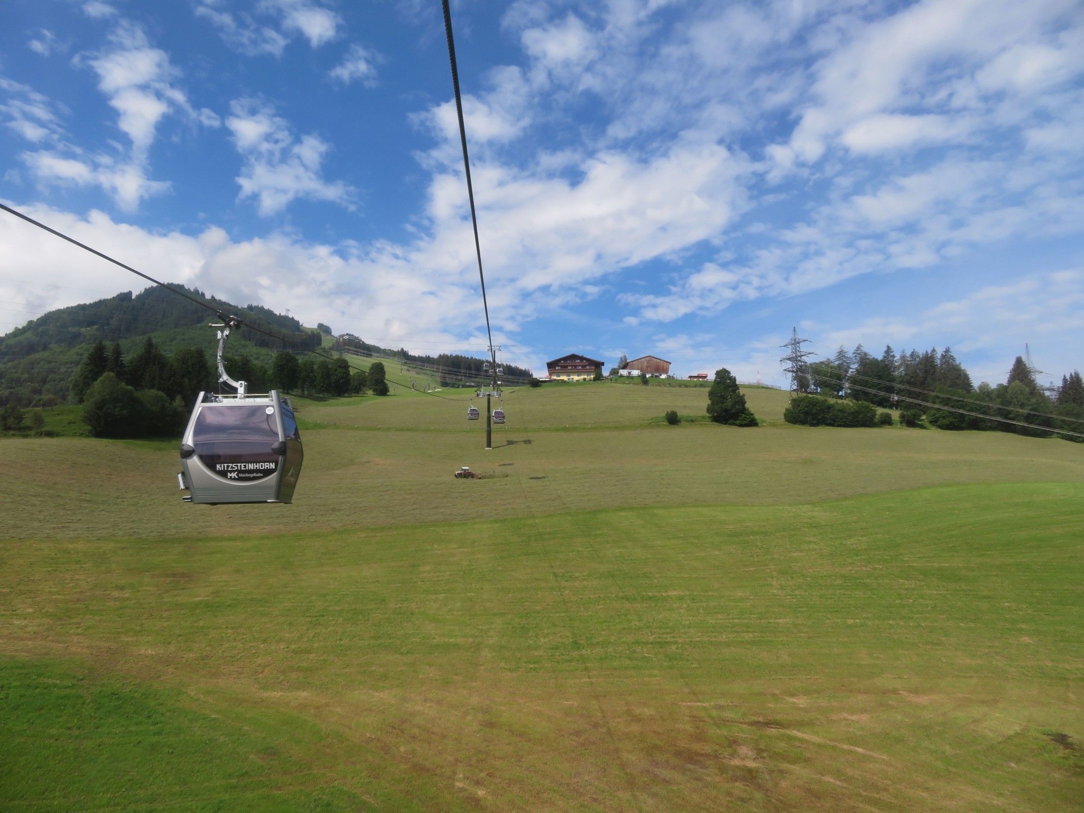 In der MK Maiskogelbahn. Ein Bauer "wendet" gerade sein zu trockendes Heu.