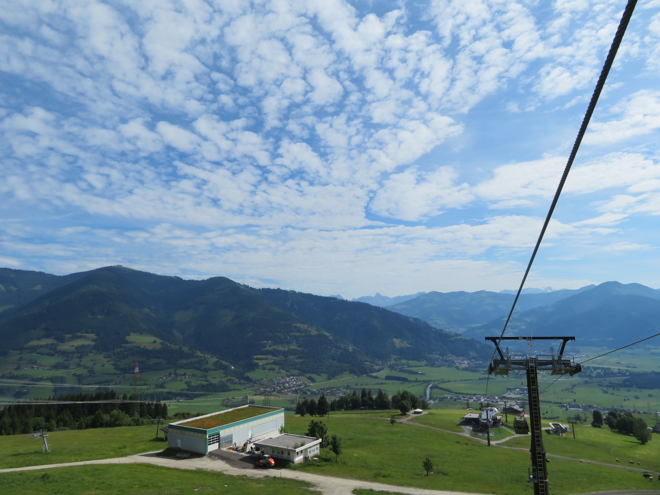 Bildmittig ist der Ortsteil Fürth von Piesendorf zu sehen. Unten links die alte Bergstation der 4-CLD/B Schaufelberg.