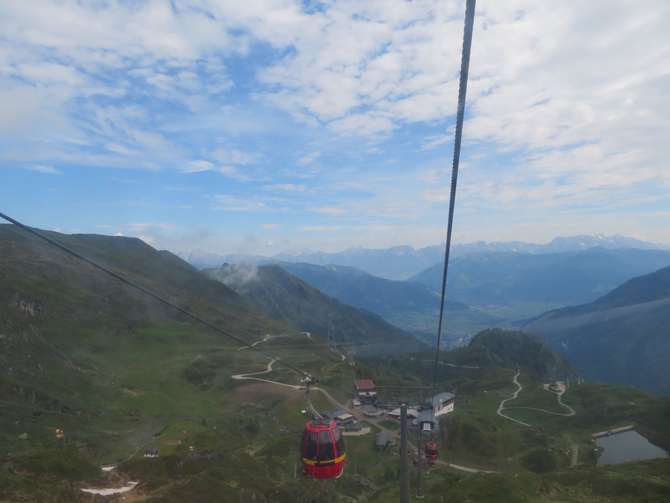 Blick aus dem Gletscherjet 2 in Richtung Langwied und Zell am See.