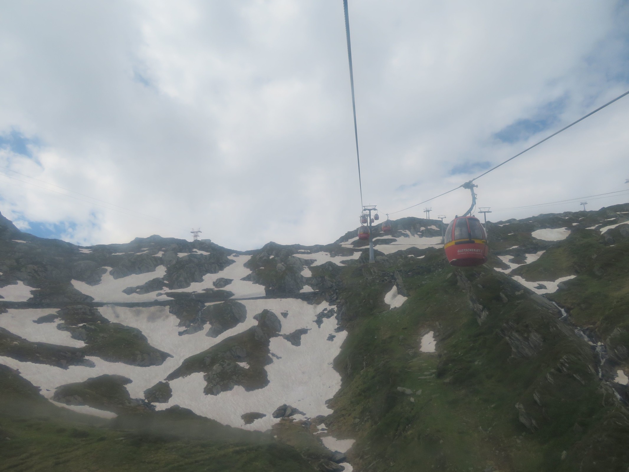 Blick bergwärts. Rechts davon die Langwiedbahn und ganz rechts ist eine Stütze der Kristallbahn zu sehen.