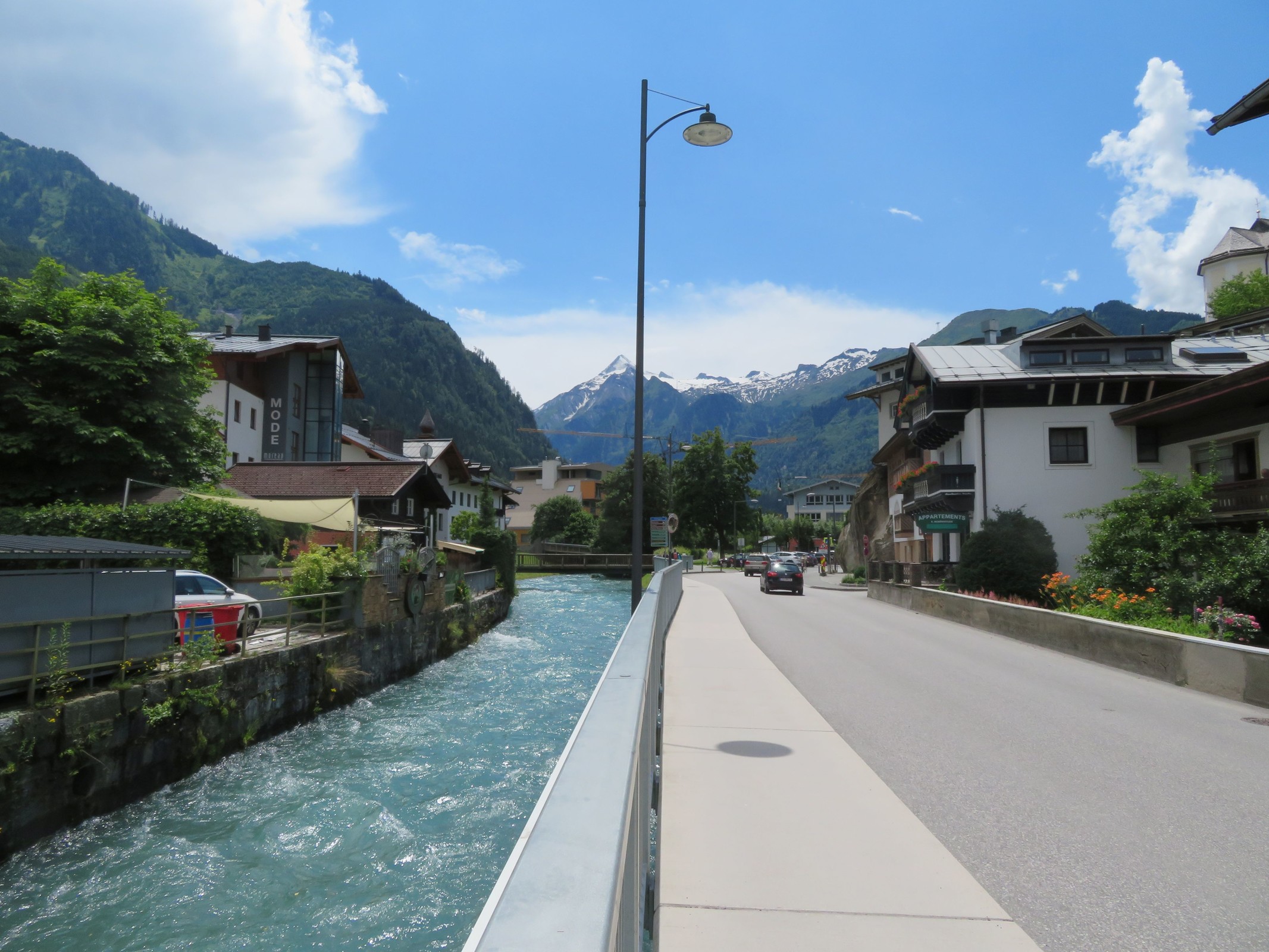 Nochmals die Kapruner Ache mit dem Kitzsteinhorn im Hintergrund. Menschenleer. Im Gegensatz zu letztem Jahr ein wahrlicher Kulturschock...