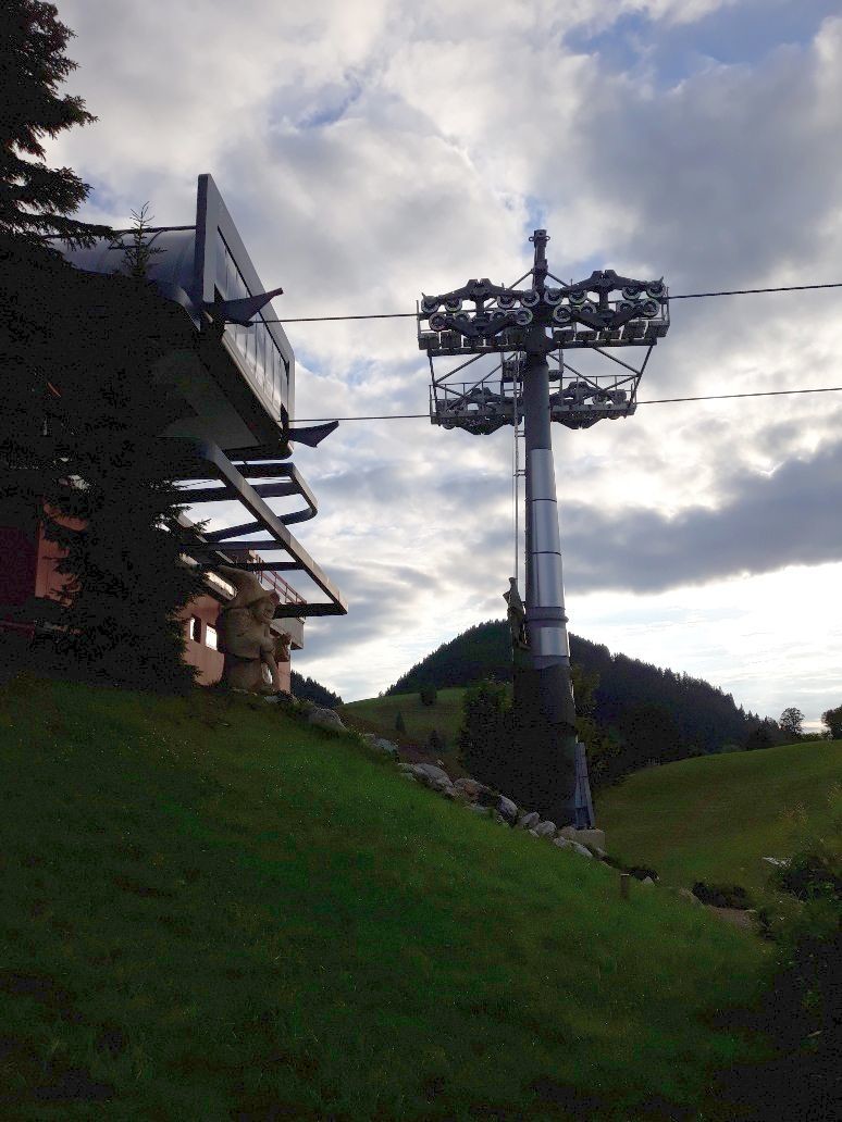 Stütze 14, selten ist eine doppelte Rollenbatterie vor einer Bergstationseinfahrt
