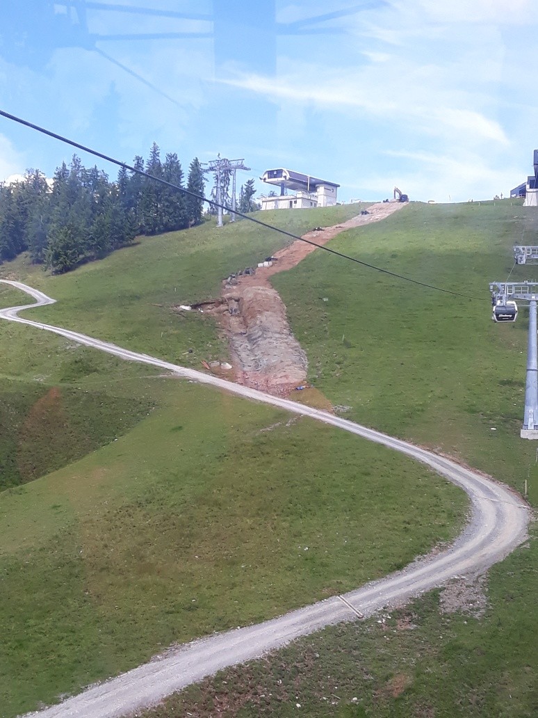 Oben wurde mit dem Verlegen der neuen Feldleitungen begonnen