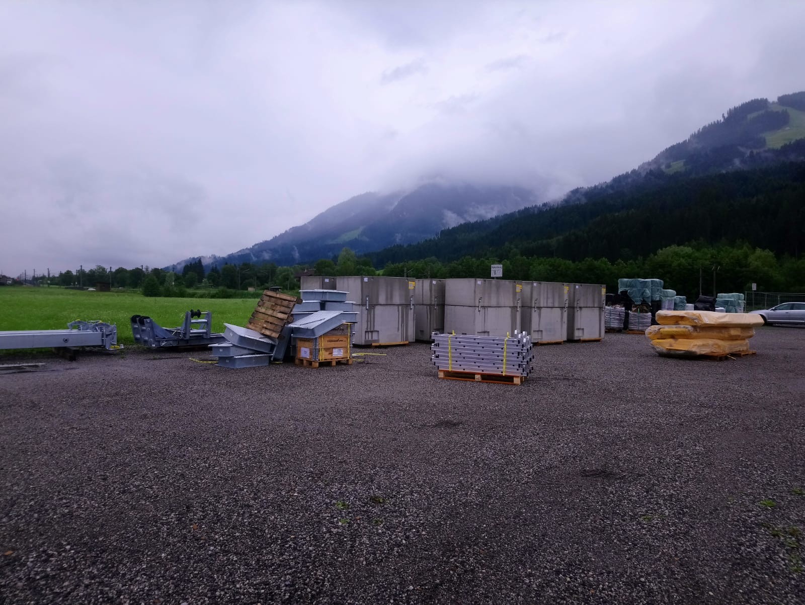 Material für den Schneiteich in Brixen am Parkplatz