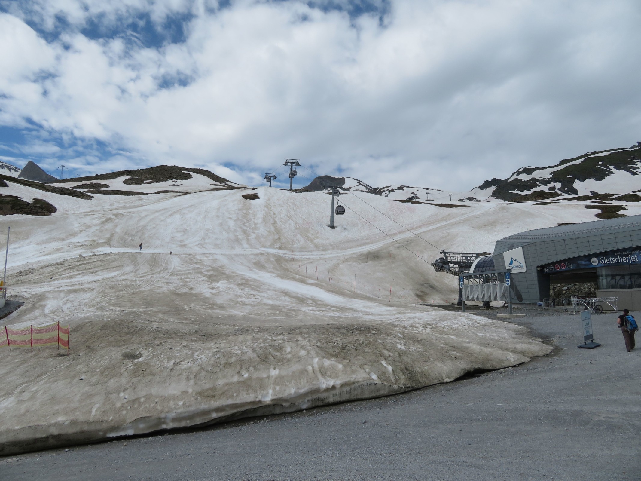 Blick auf die mittlerweile unpräparierte Alpincenterabfahrt und den Gletscherjet 3.