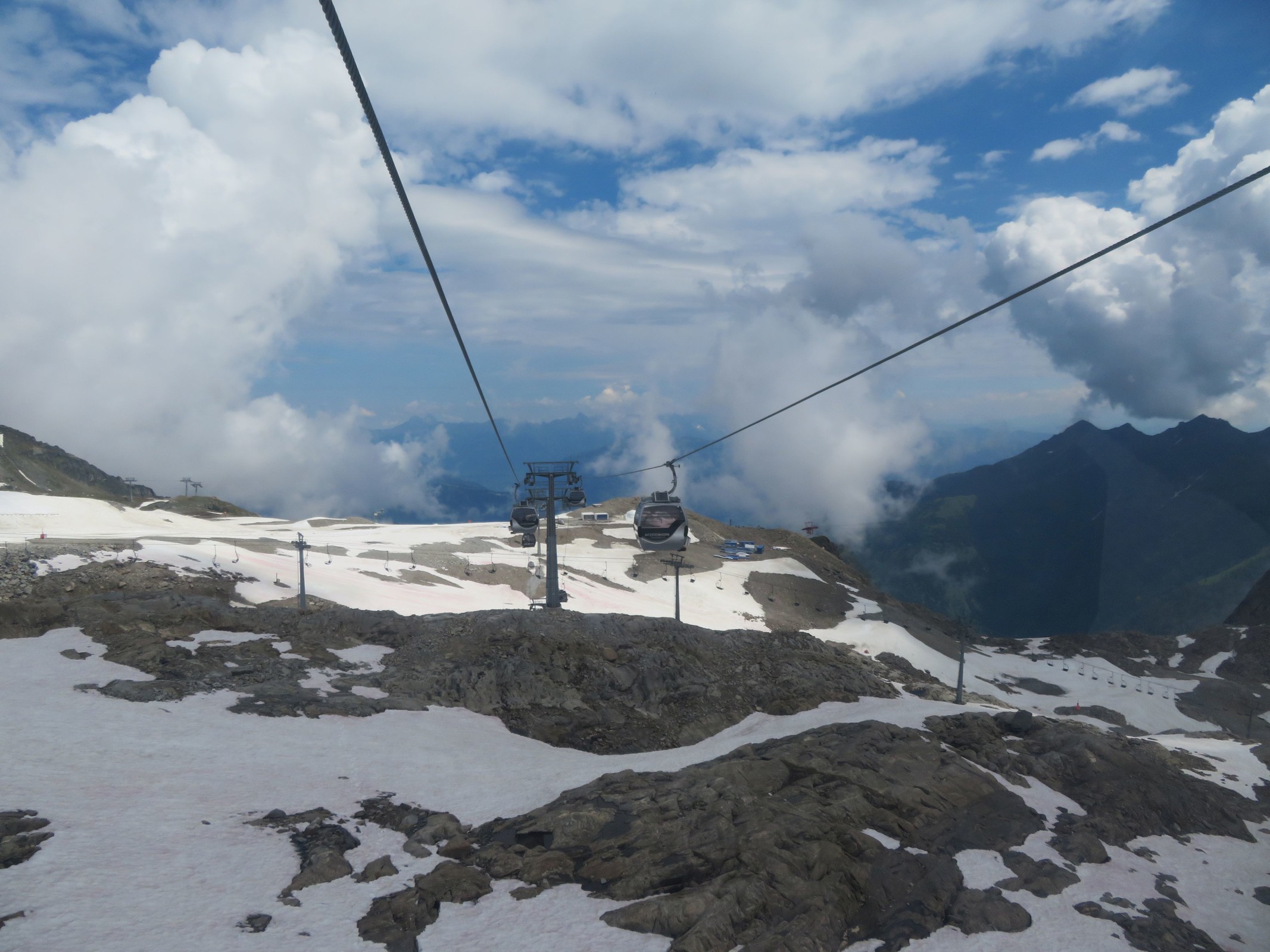 Aus dem Gletscherjet 3 Blick in Richtung Tal. Im Vordergrund die 2-CLF Sonnenkarbahn II.